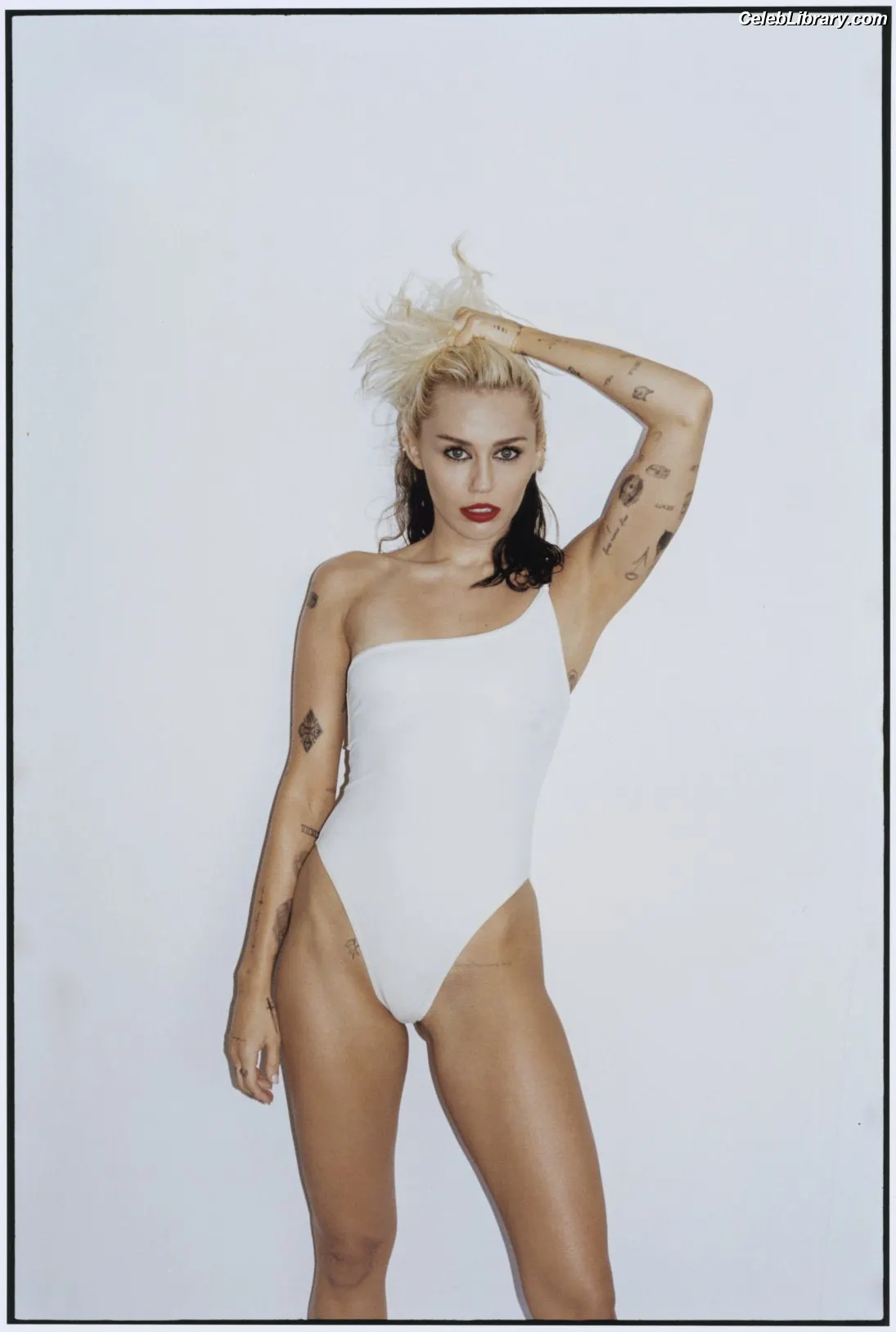 Miley Cyrus photo 10 of 2367