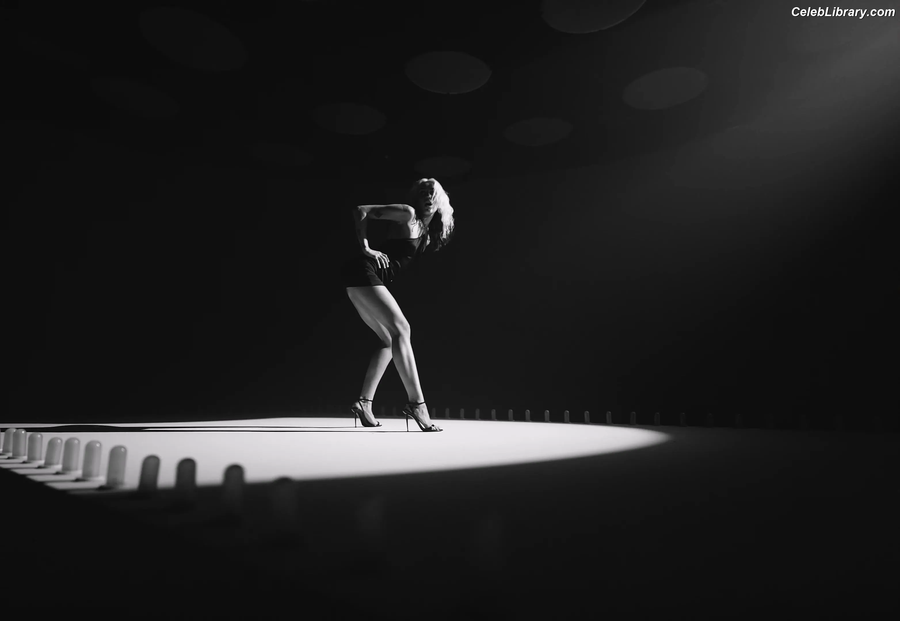 Miley Cyrus photo 21 of 2367