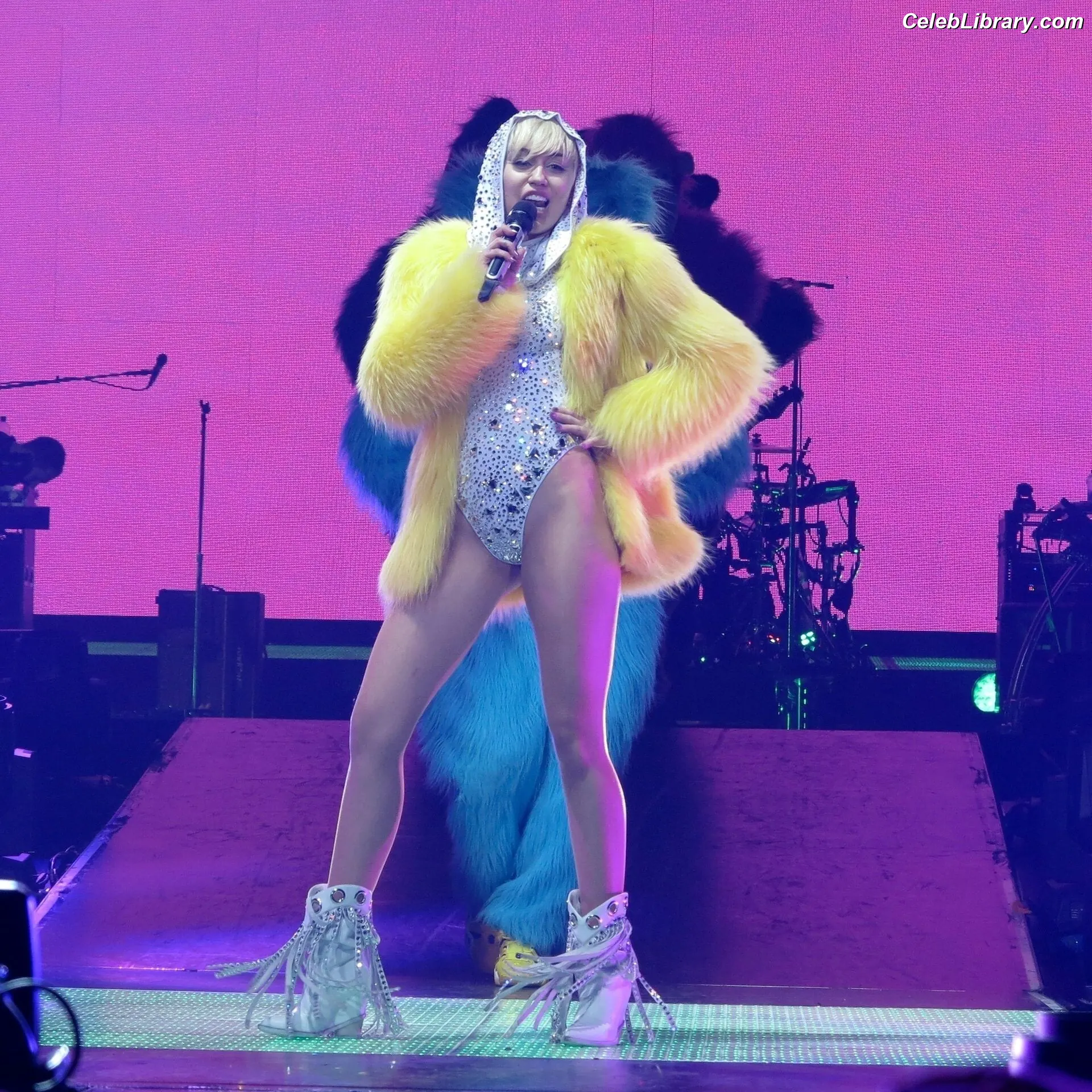 Miley Cyrus photo 19 of 2367