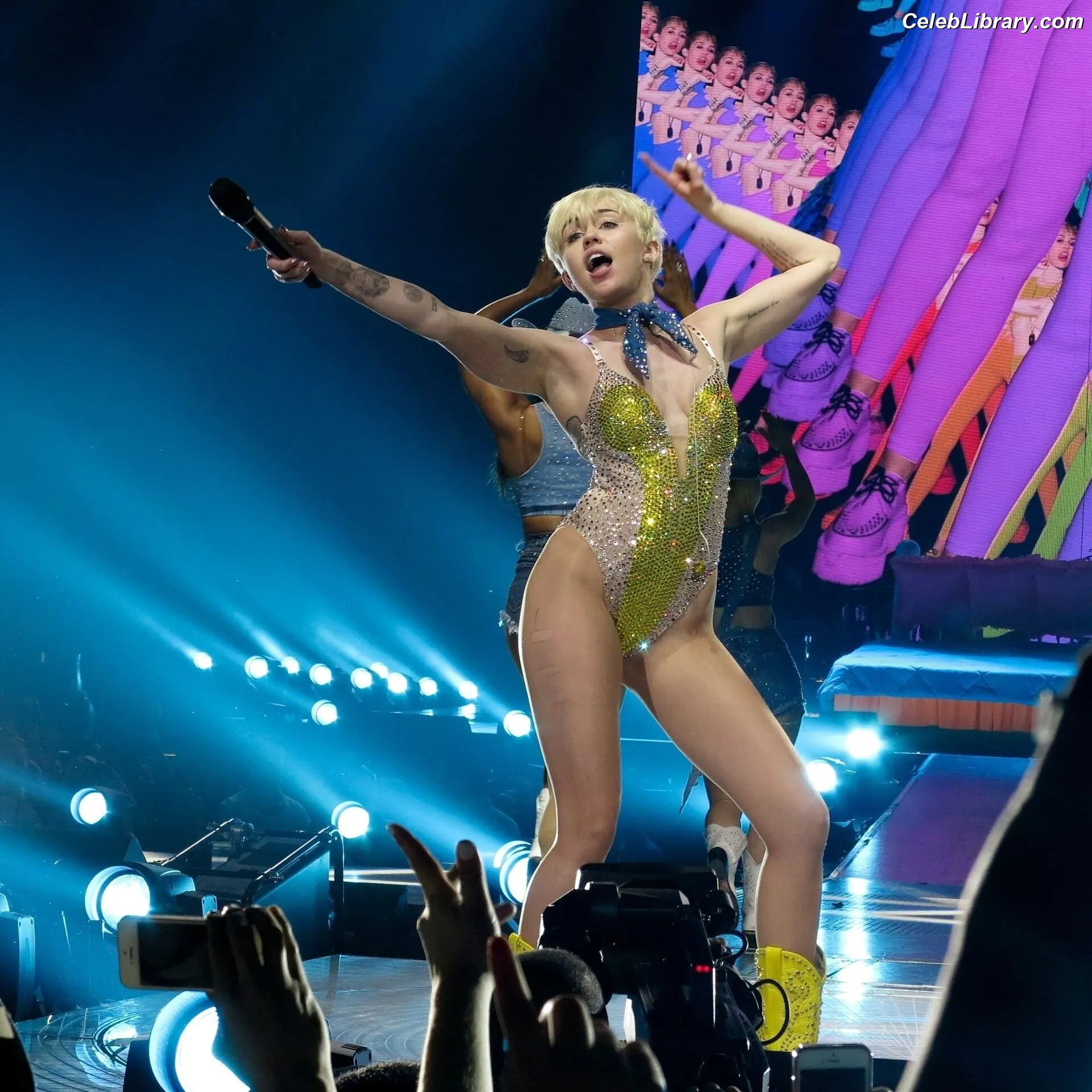 Miley Cyrus photo 12 of 2367
