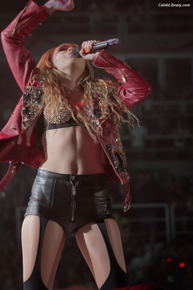 Miley Cyrus photo 4 of 2367