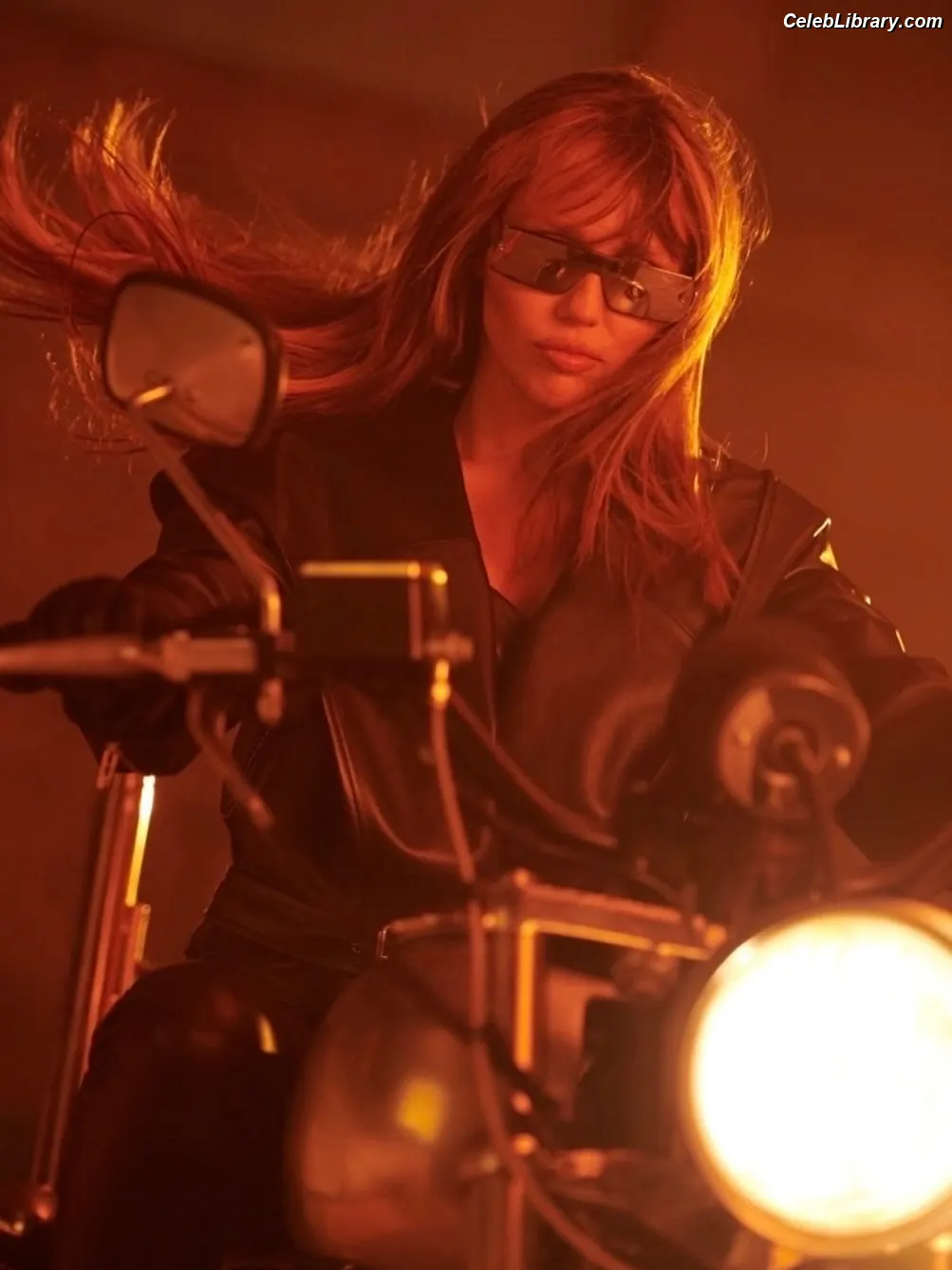 Miley Cyrus photo 17 of 2367