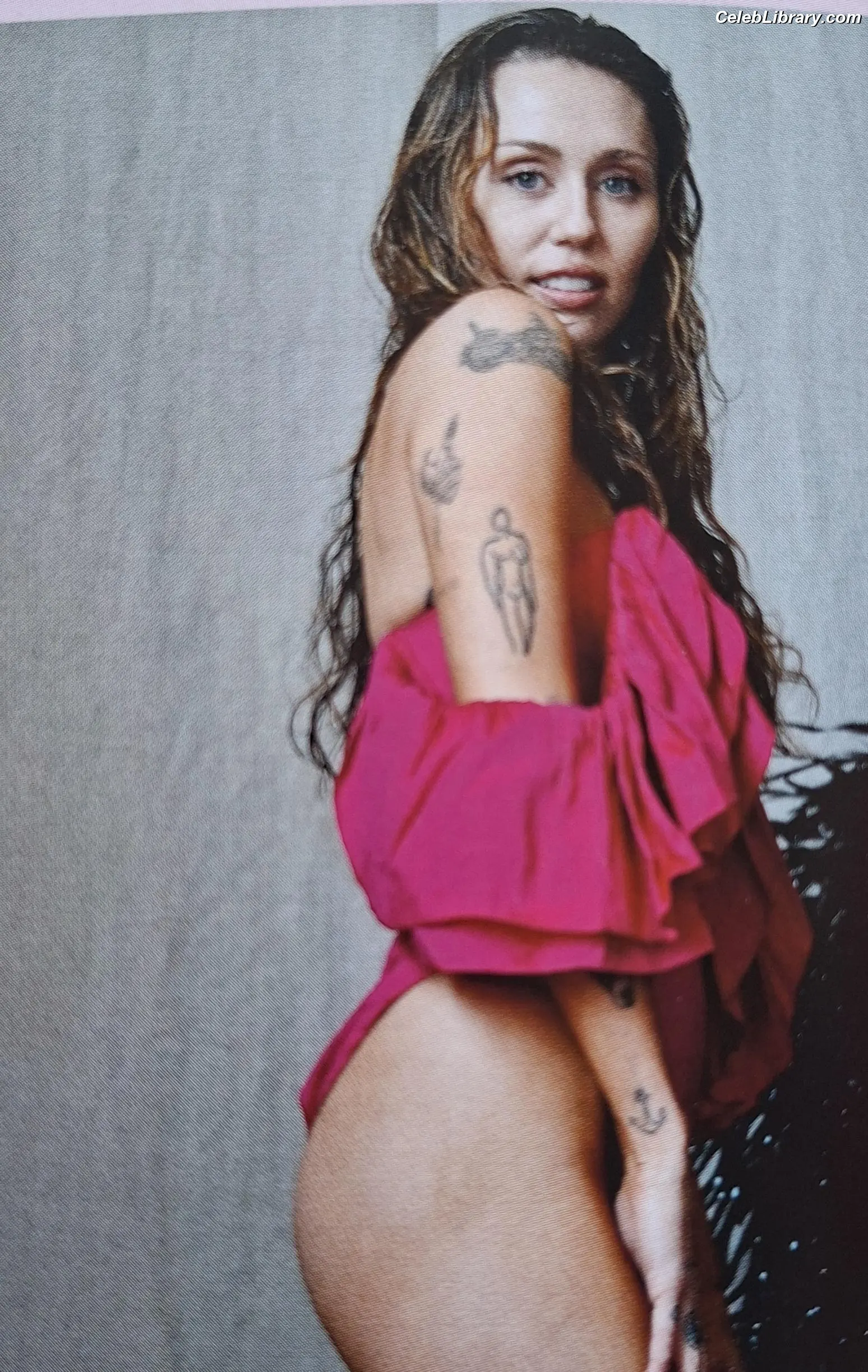 Miley Cyrus photo 4 of 2367