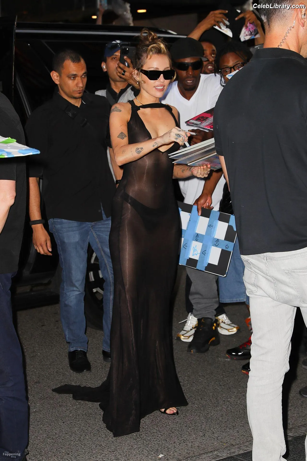 Miley Cyrus photo 3 of 2367