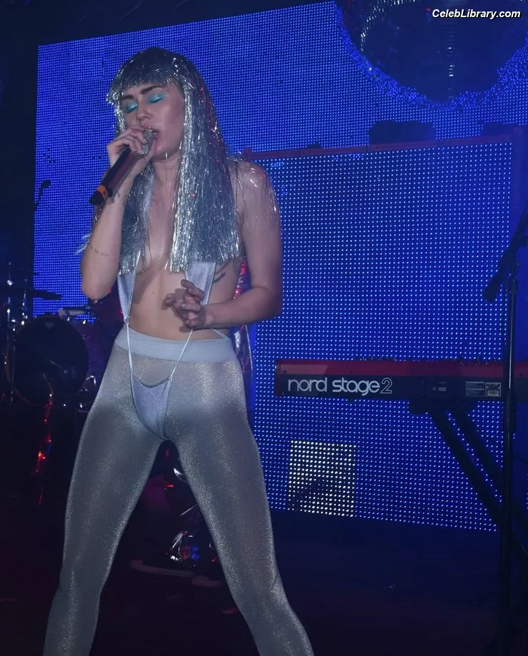 Miley Cyrus photo 24 of 2367