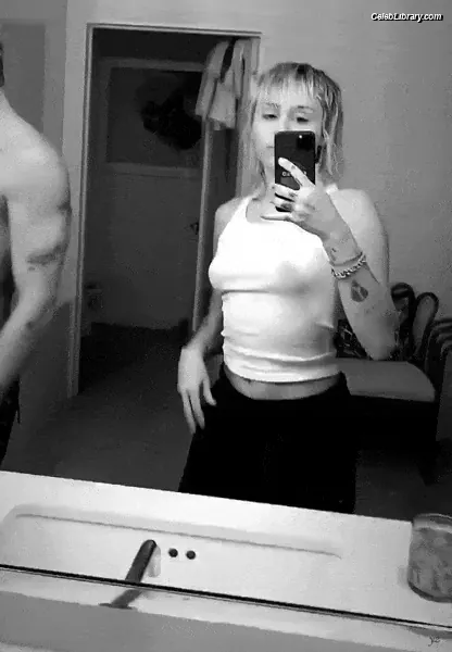 Miley Cyrus photo 10 of 2367