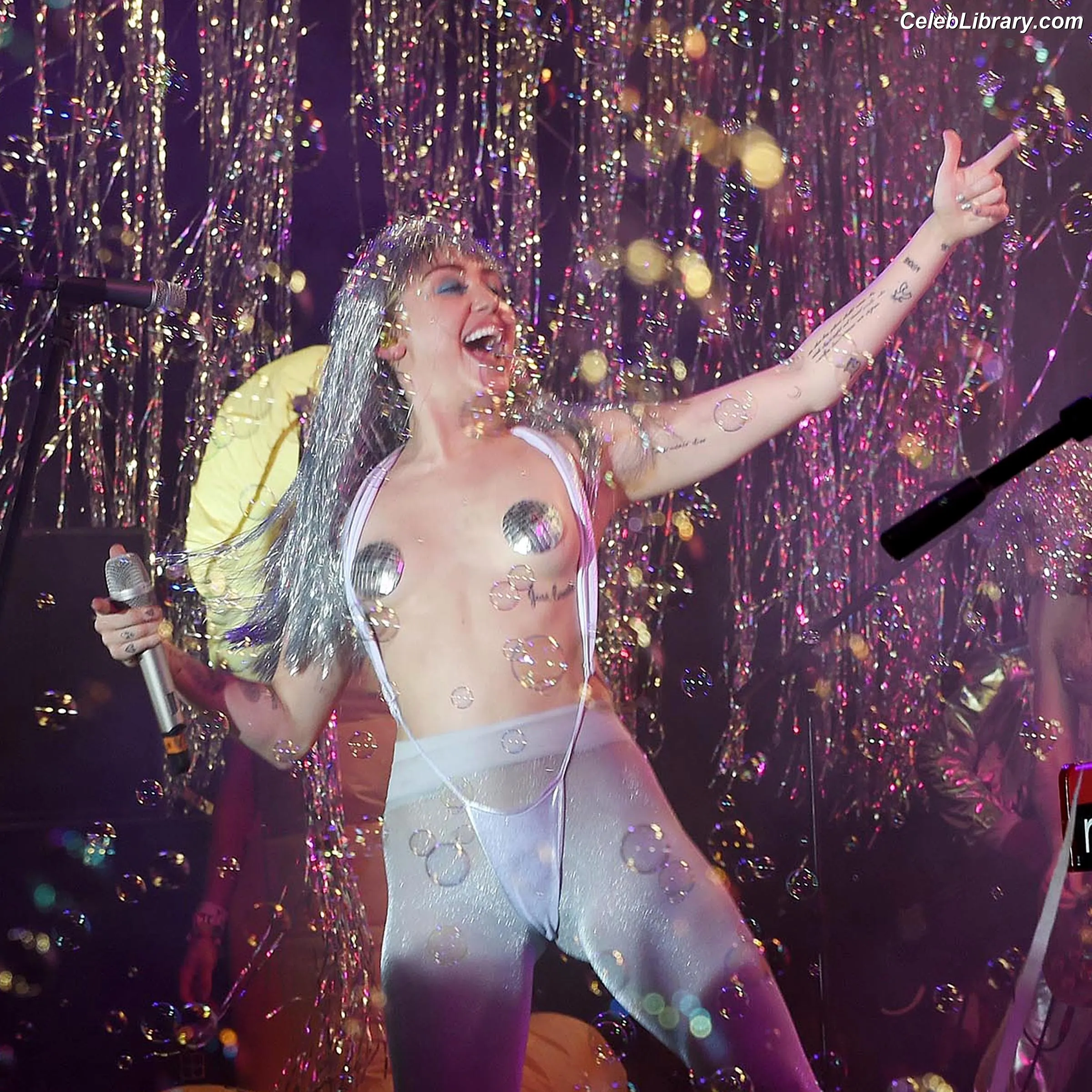 Miley Cyrus photo 4 of 2367