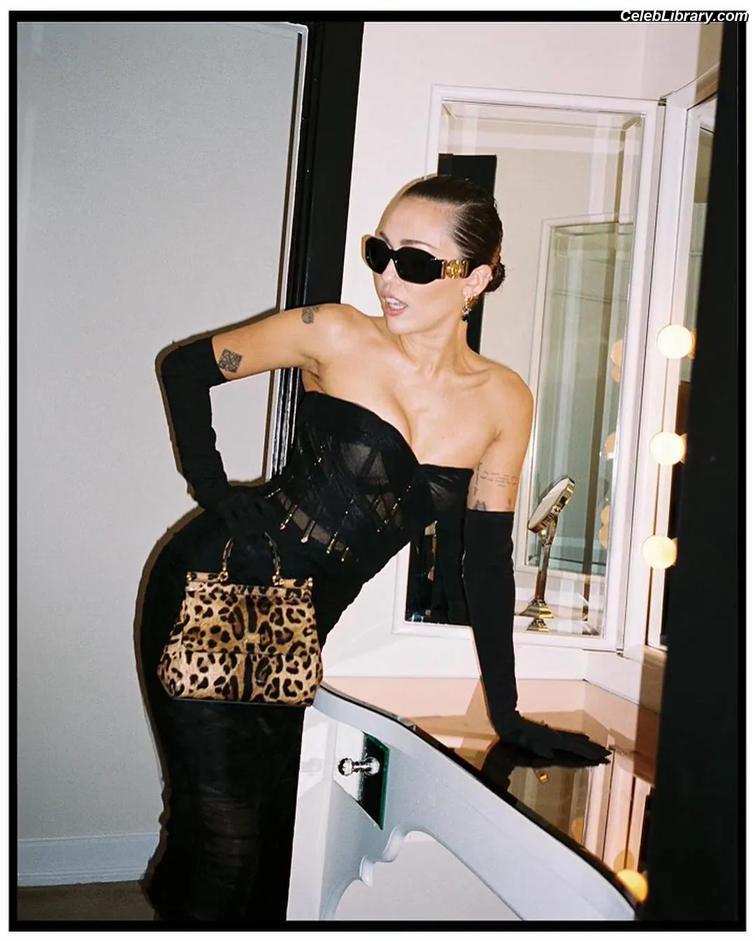 Miley Cyrus photo 22 of 2367