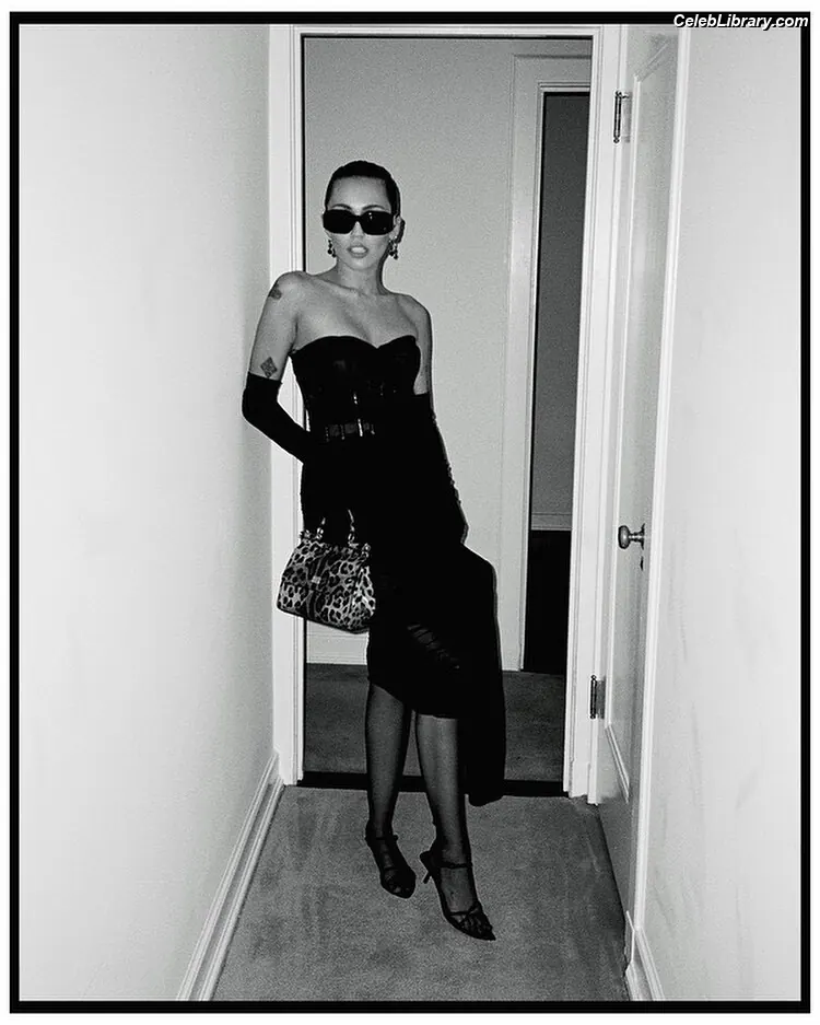 Miley Cyrus photo 24 of 2367
