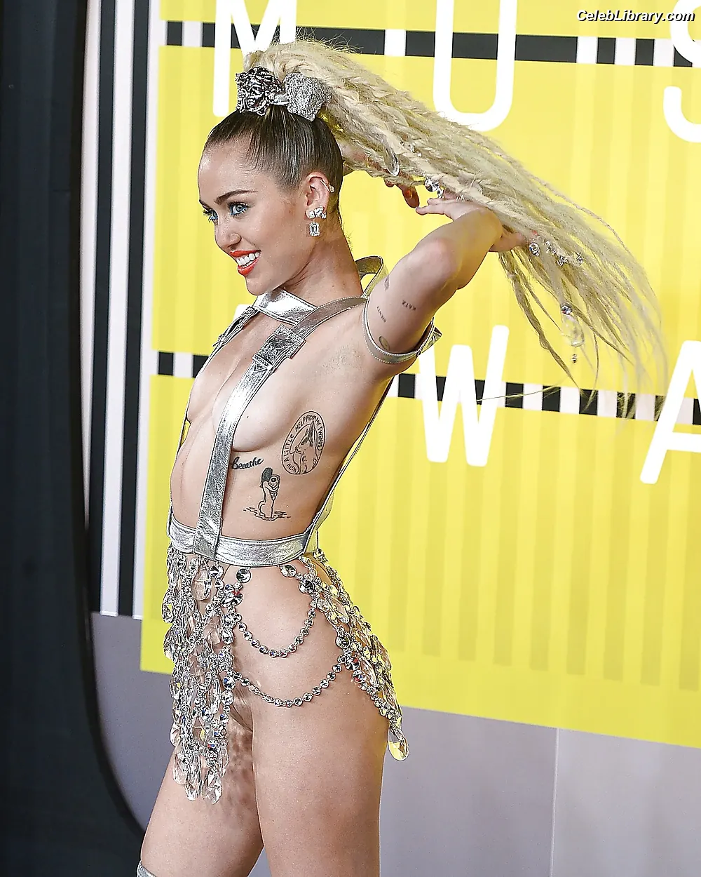 Miley Cyrus photo 5 of 2367