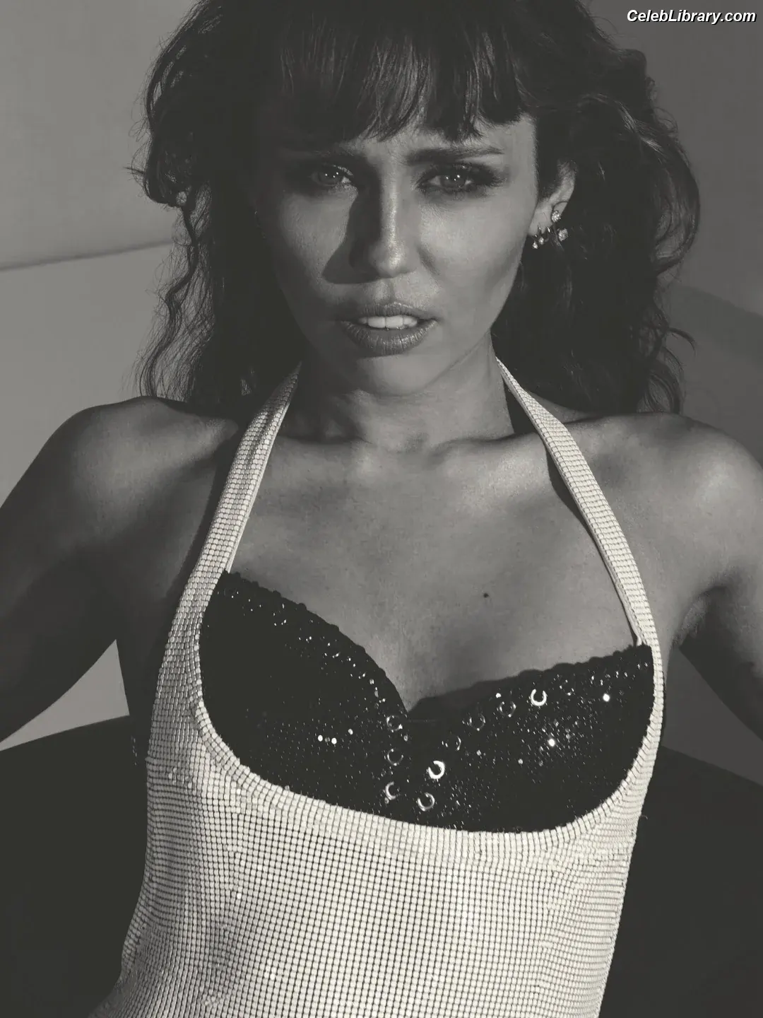 Miley Cyrus photo 21 of 2367