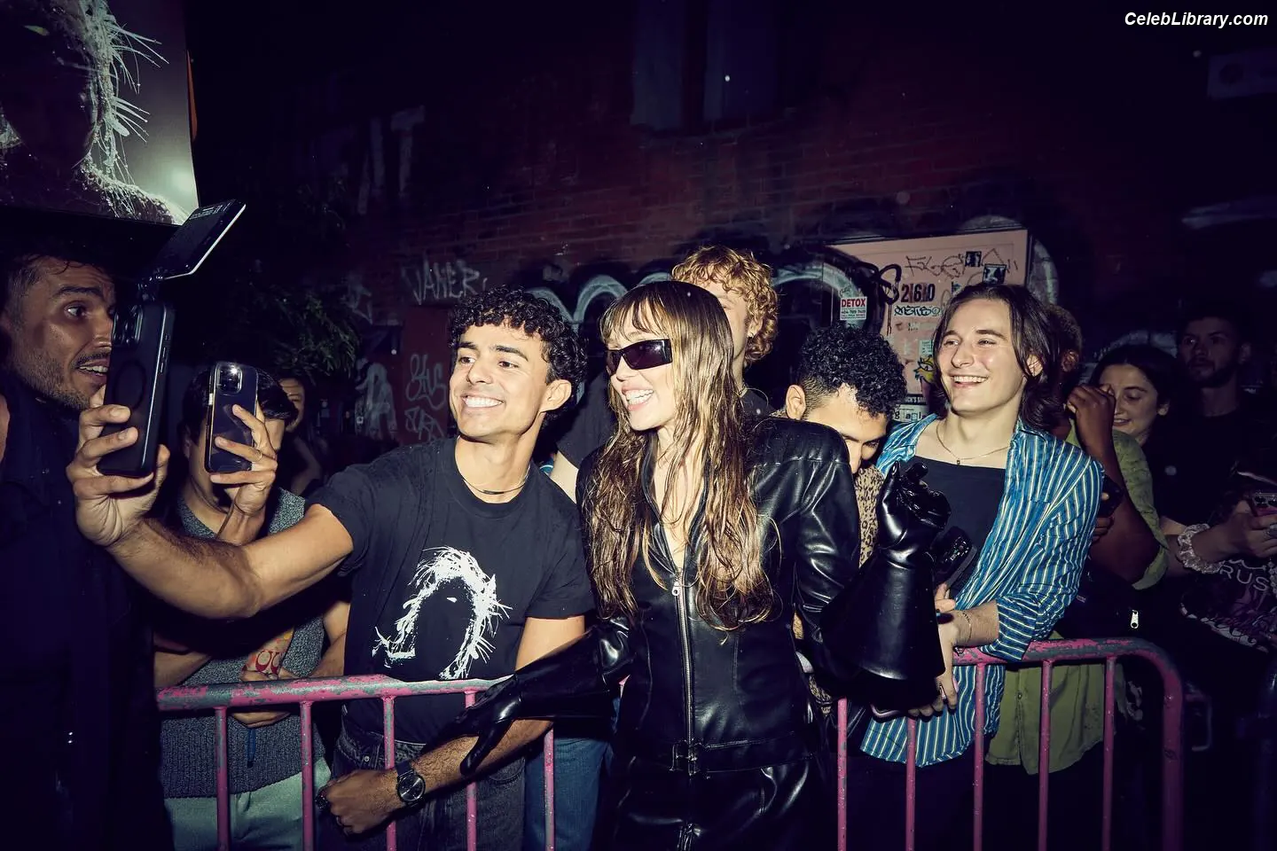 Miley Cyrus photo 23 of 2367