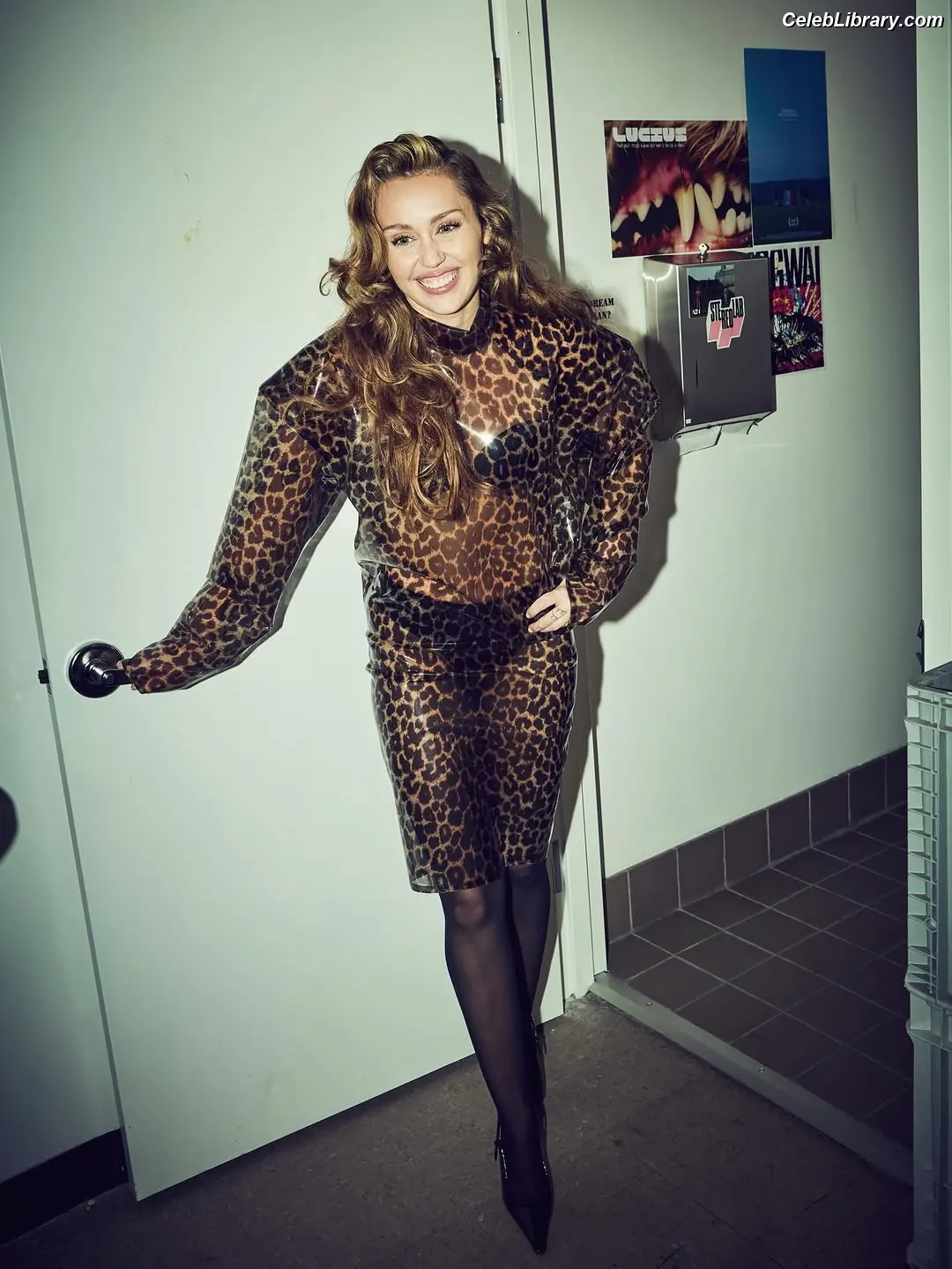 Miley Cyrus photo 24 of 2367