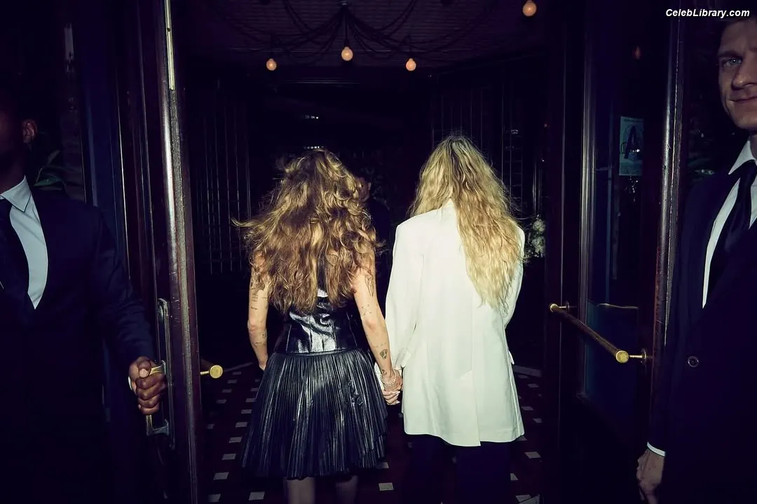 Miley Cyrus photo 16 of 2367