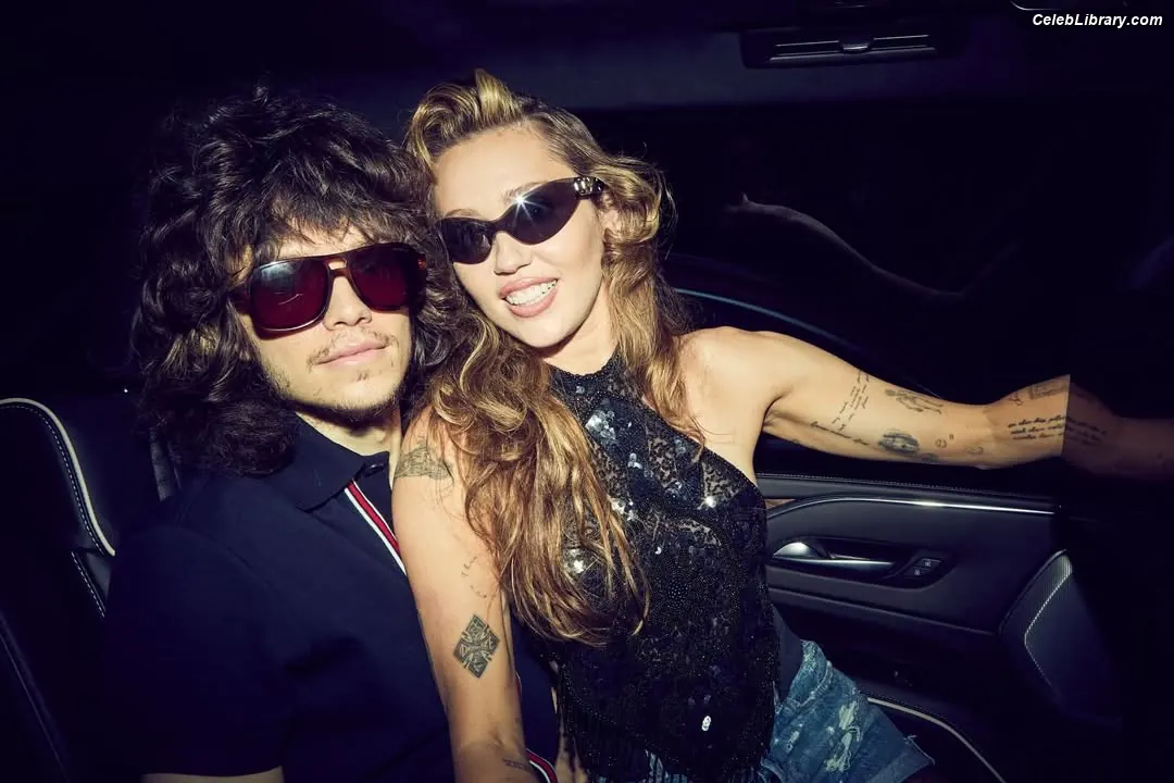 Miley Cyrus photo 21 of 2367