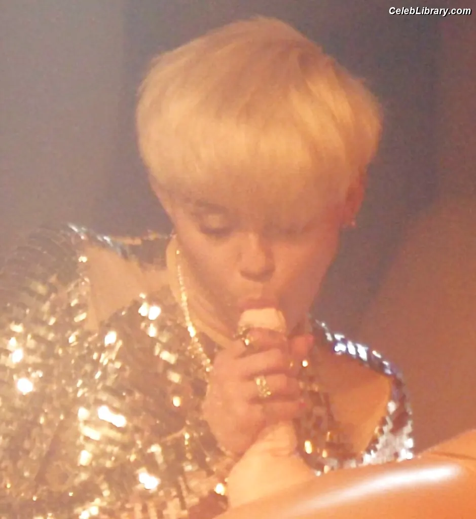 Miley Cyrus photo 2 of 2367