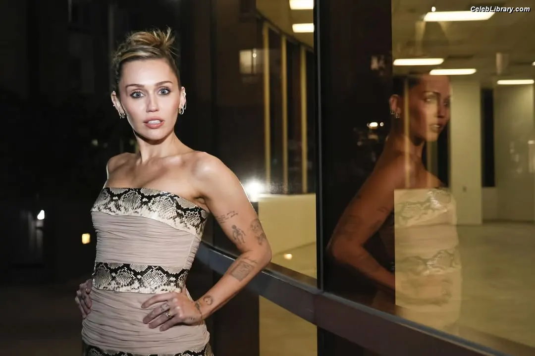 Miley Cyrus photo 15 of 2367