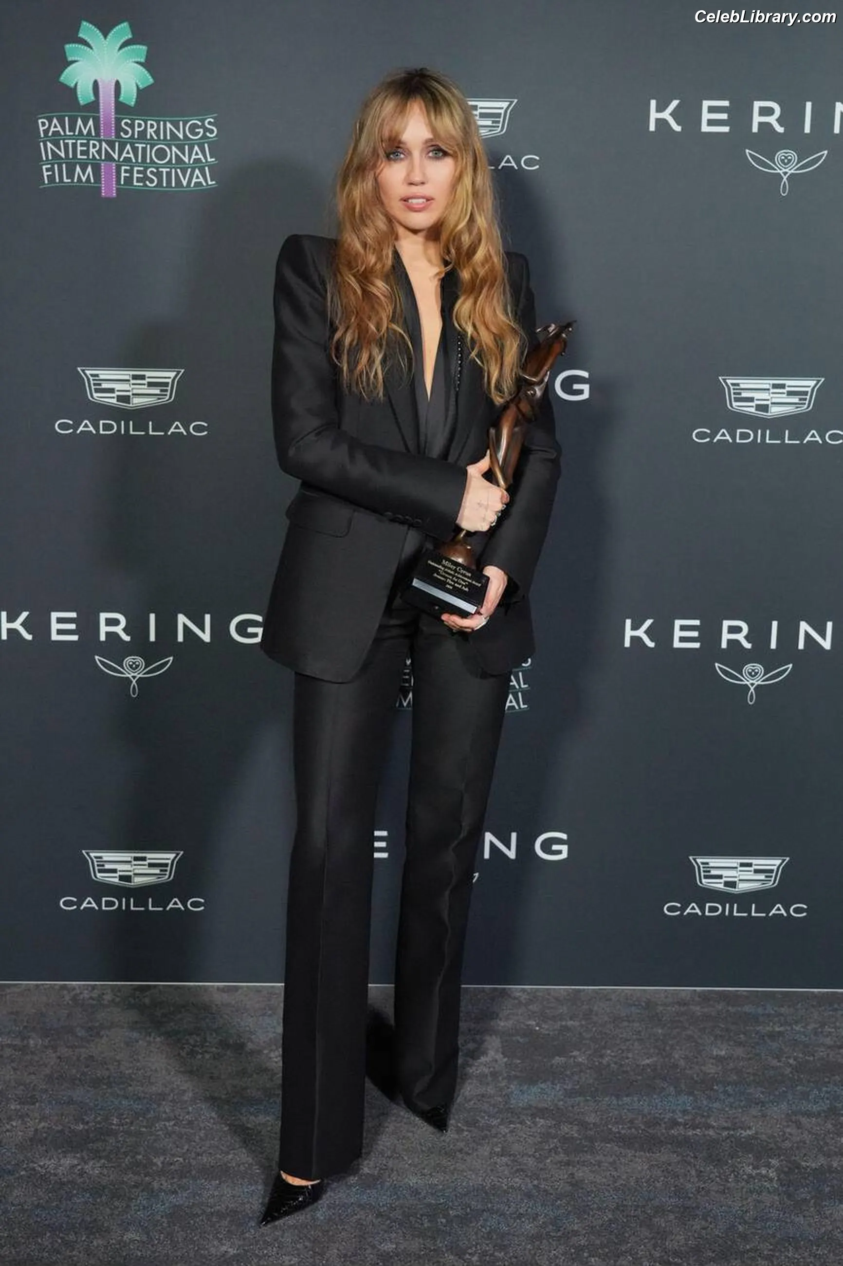 Miley Cyrus photo 5 of 2367