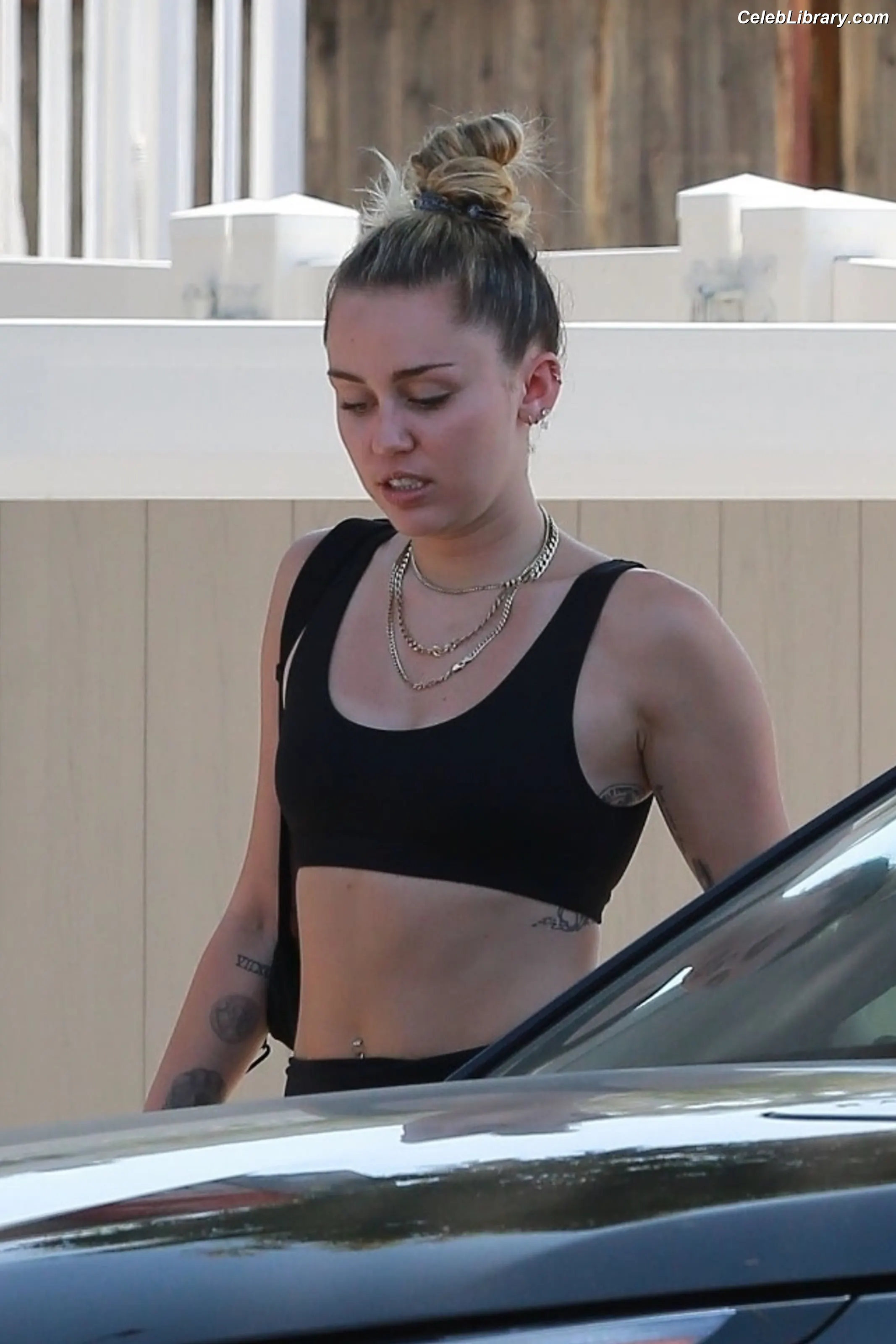 Miley Cyrus photo 2 of 2367