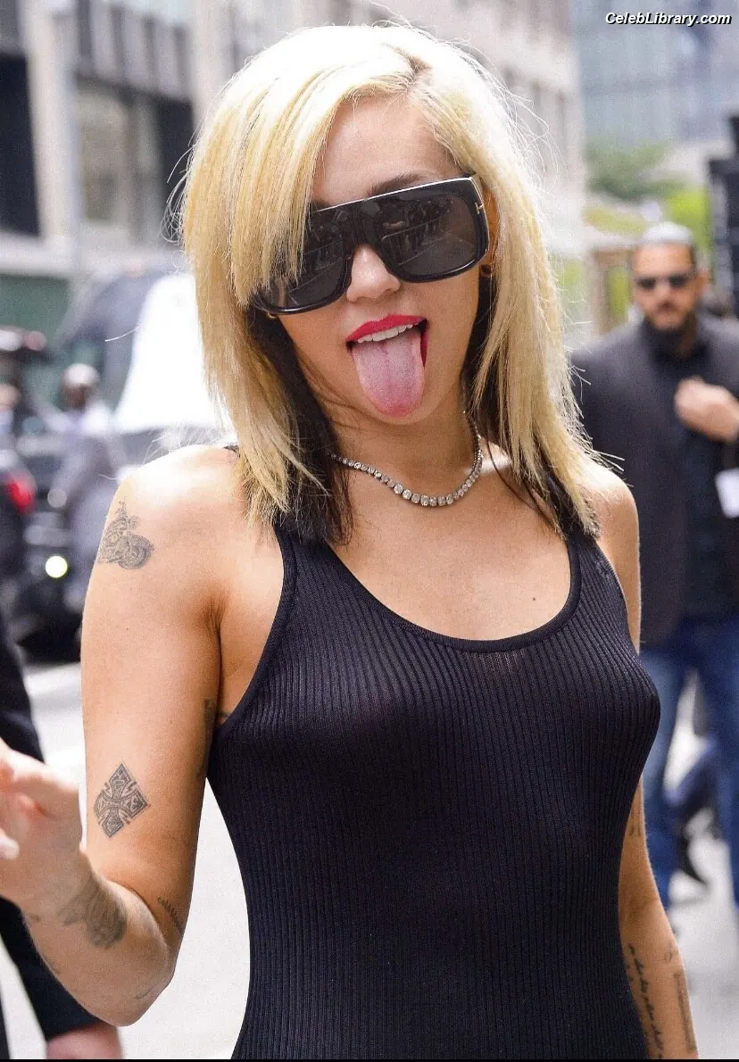Miley Cyrus photo 14 of 2367