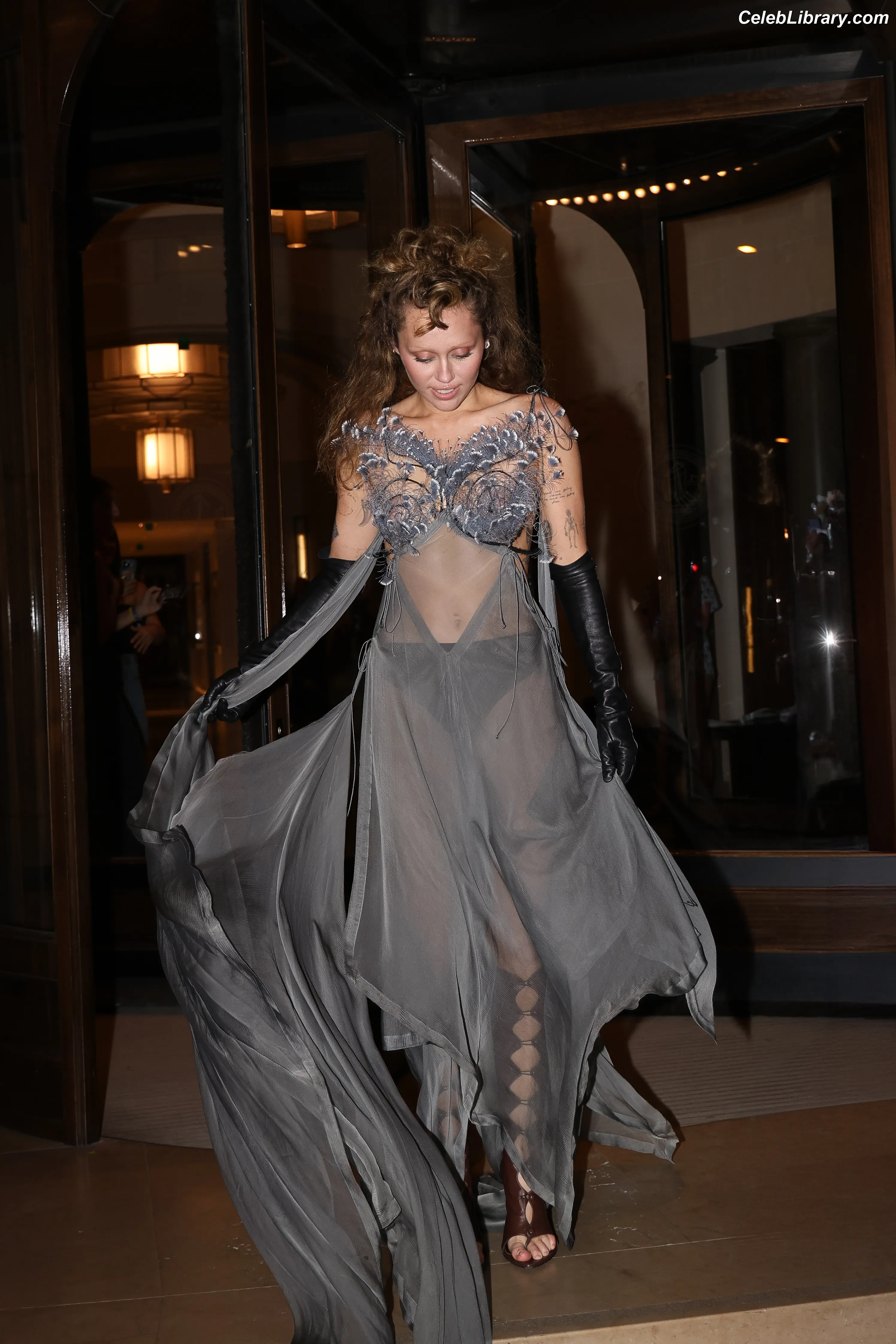 Miley Cyrus photo 5 of 2367