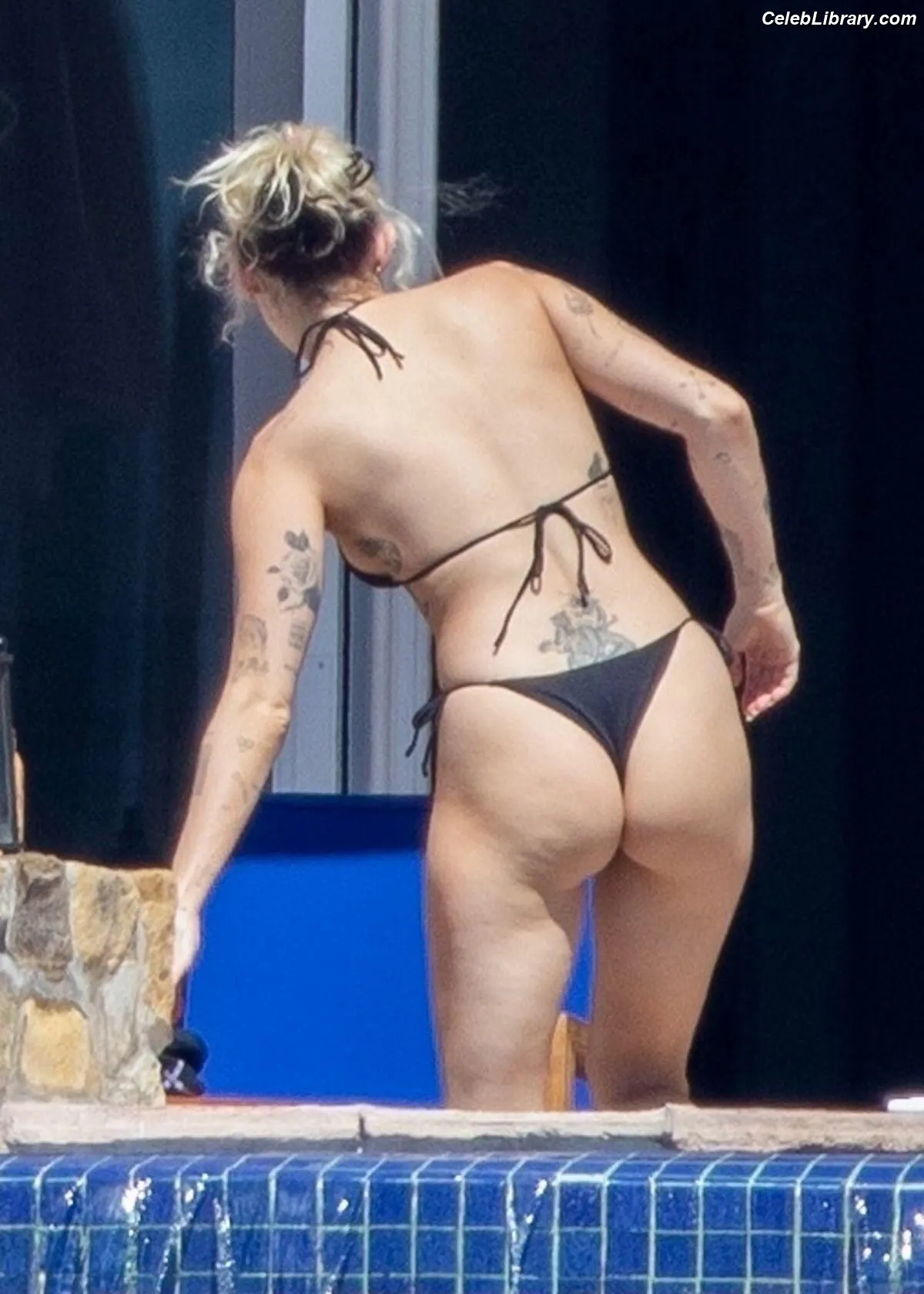 Miley Cyrus photo 17 of 2367