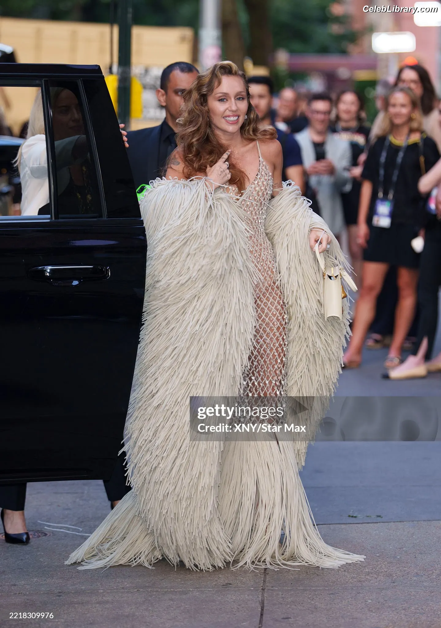 Miley Cyrus photo 1 of 2367