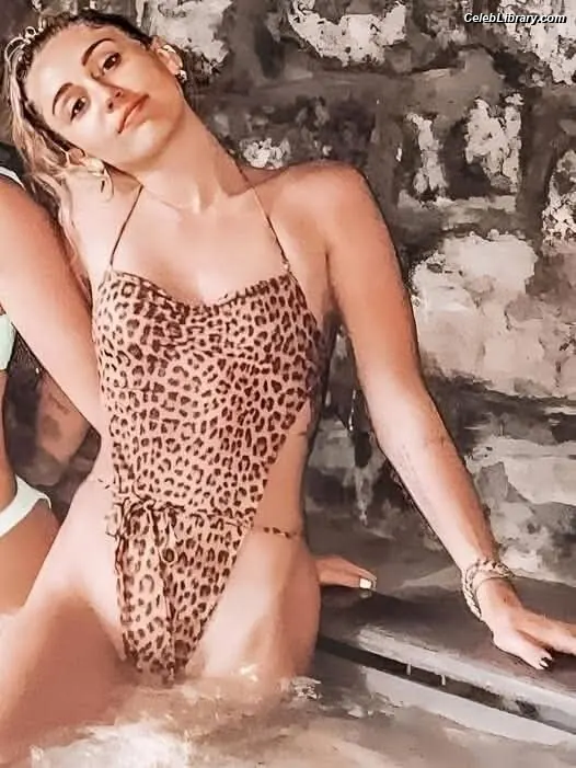 Miley Cyrus photo 8 of 2367