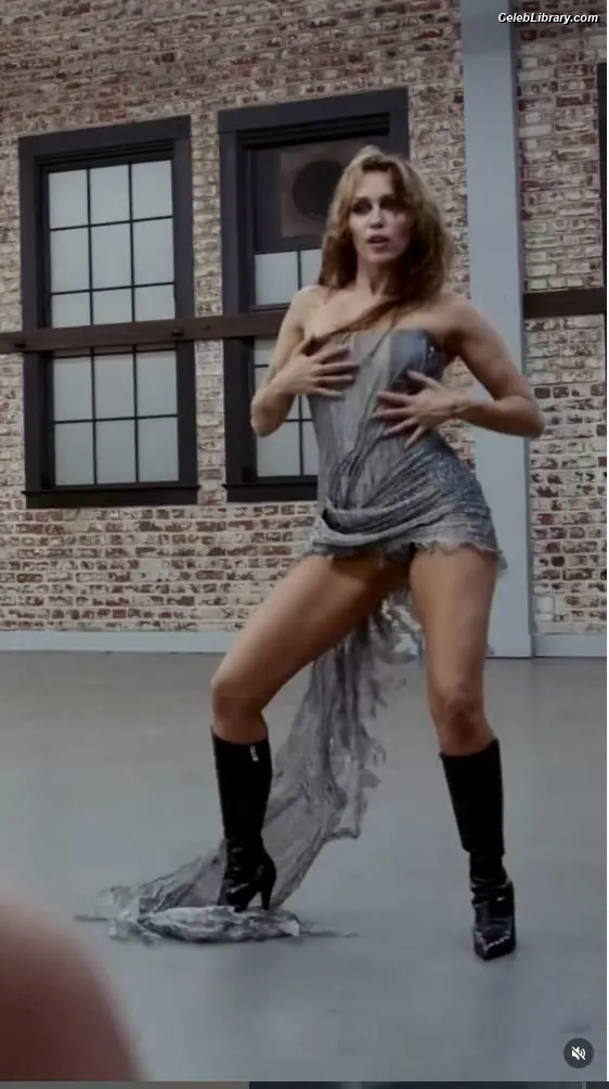 Miley Cyrus photo 9 of 2367