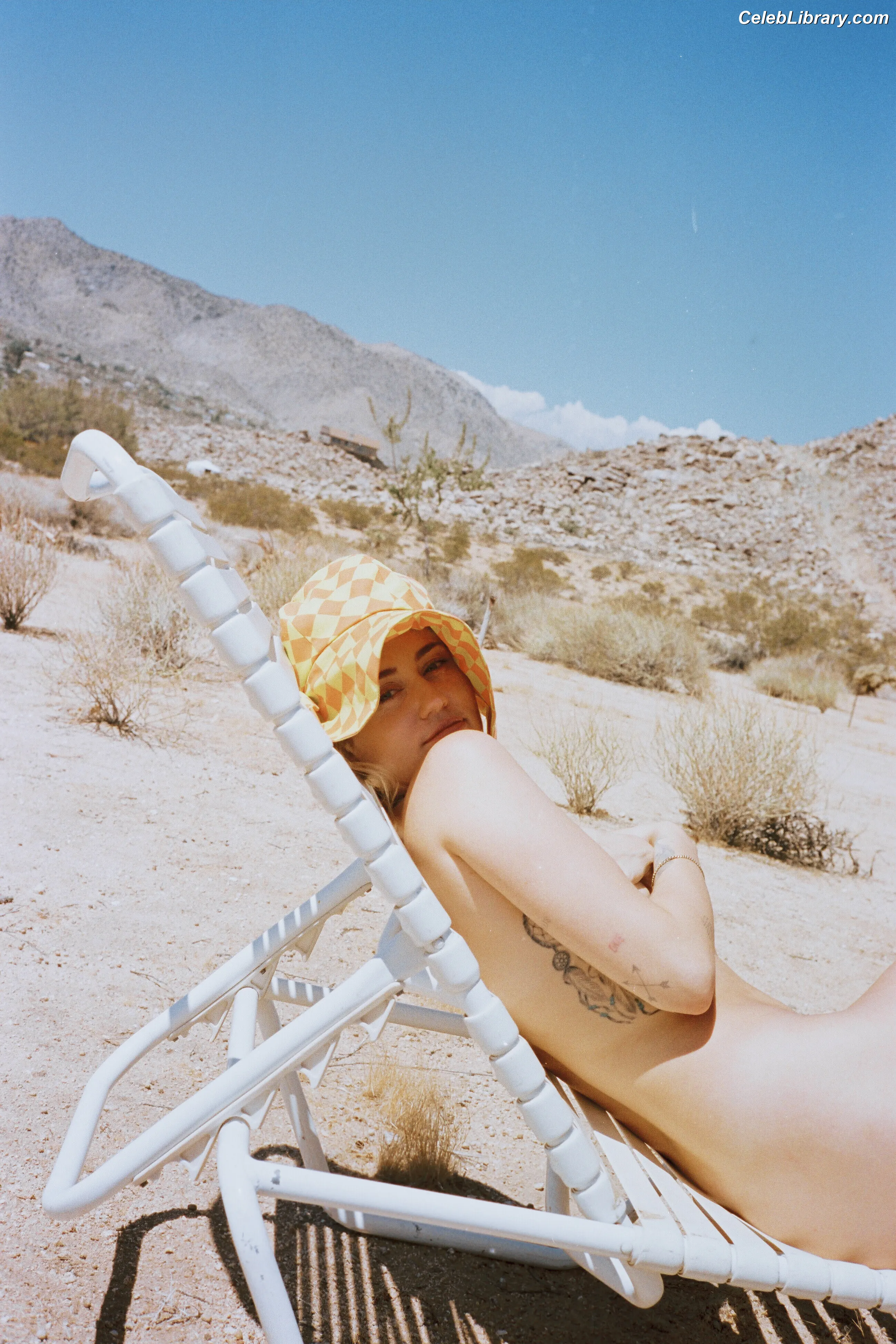 Miley Cyrus photo 17 of 2367