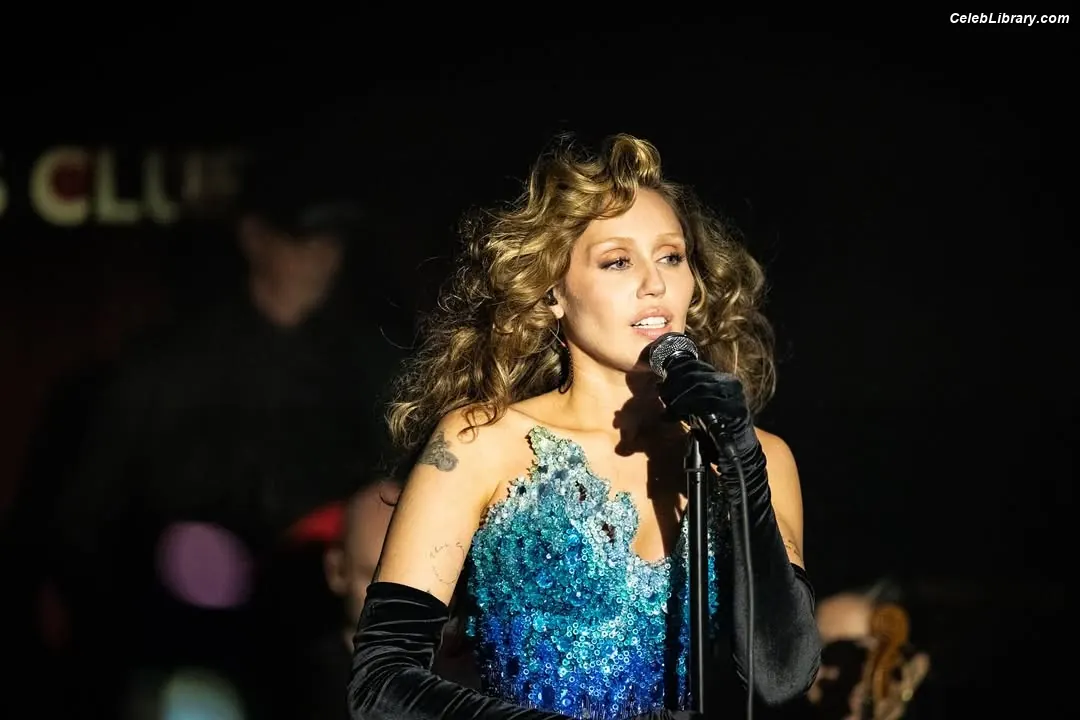 Miley Cyrus photo 19 of 2367