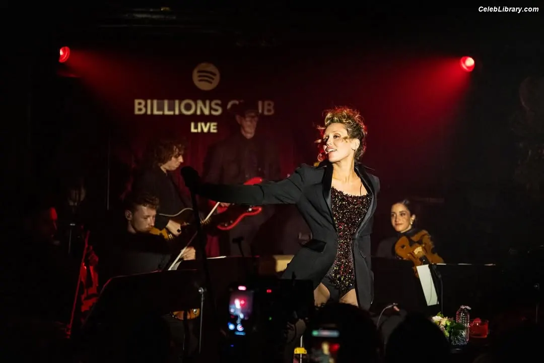 Miley Cyrus photo 6 of 2367