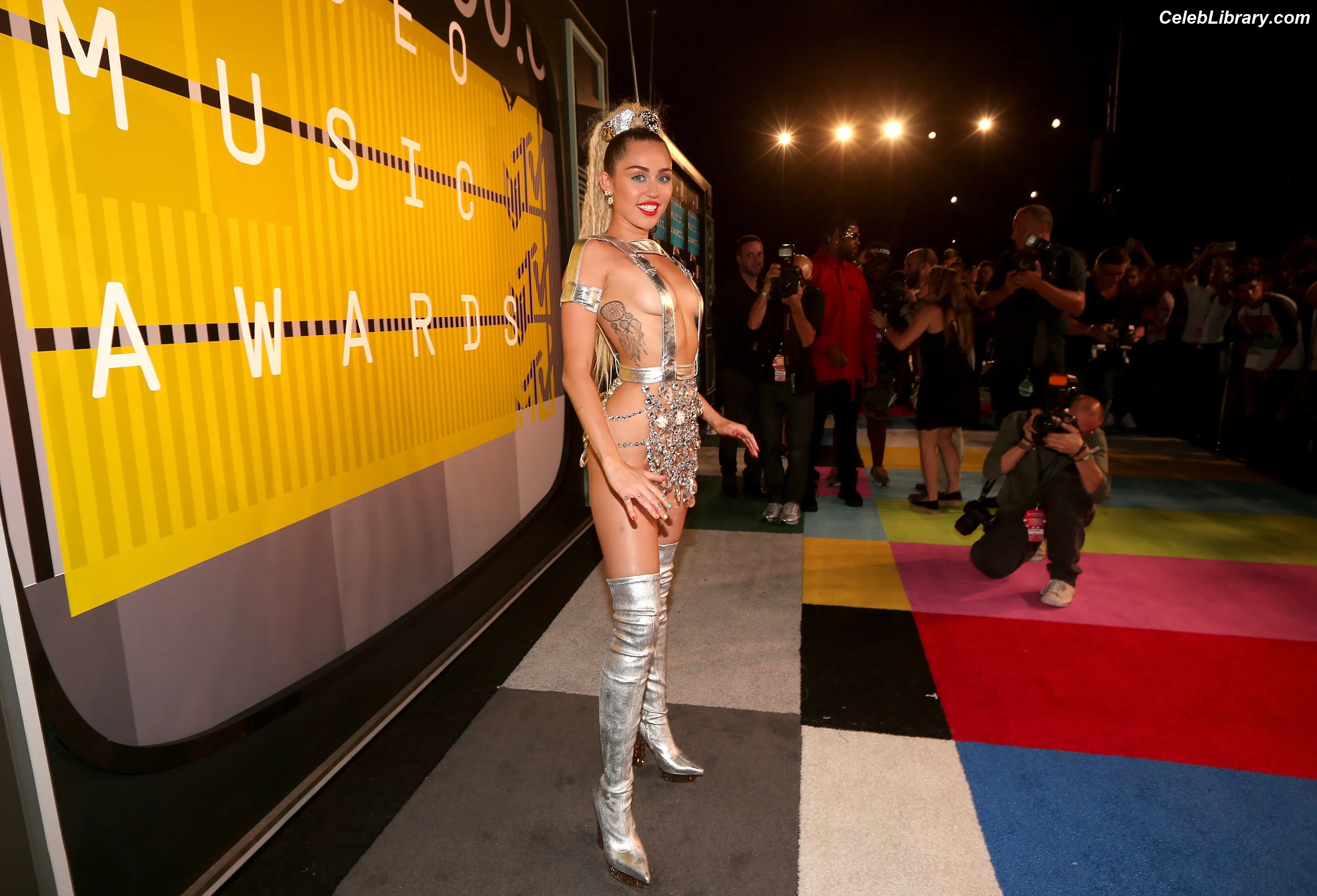 Miley Cyrus photo 19 of 2367
