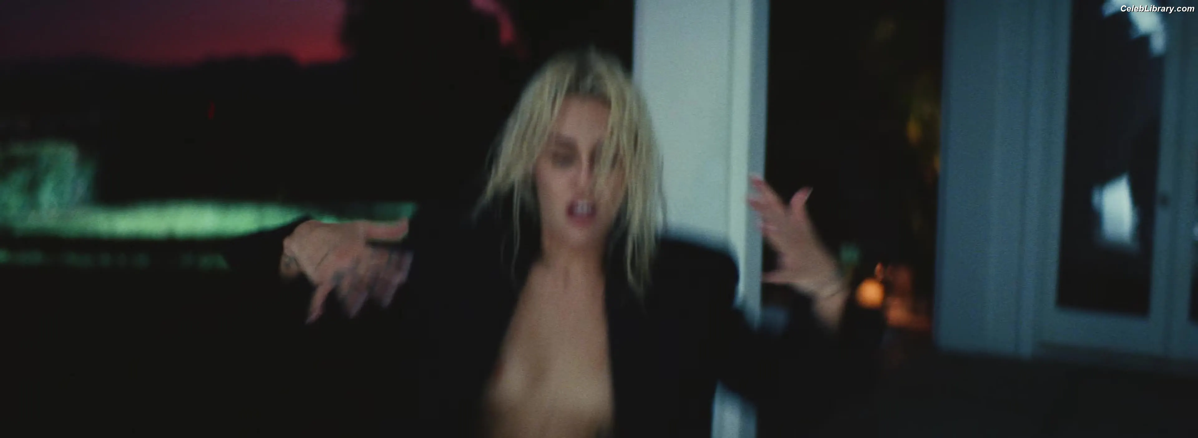 Miley Cyrus photo 7 of 2367