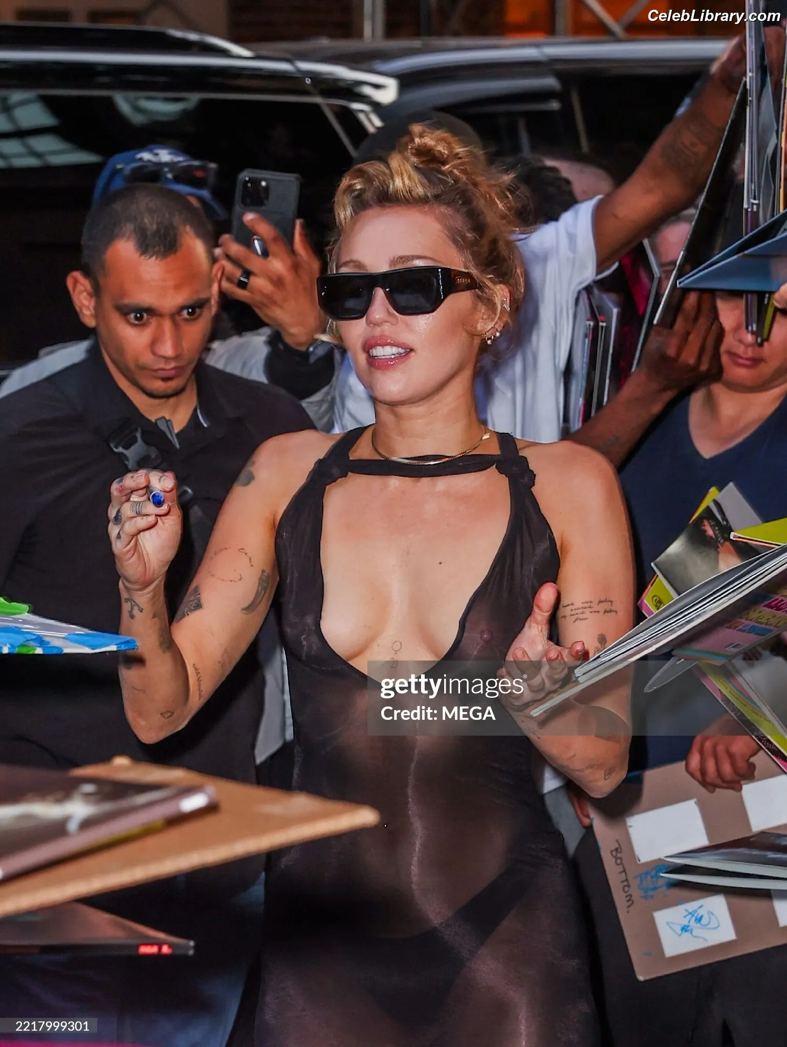 Miley Cyrus photo 10 of 2367