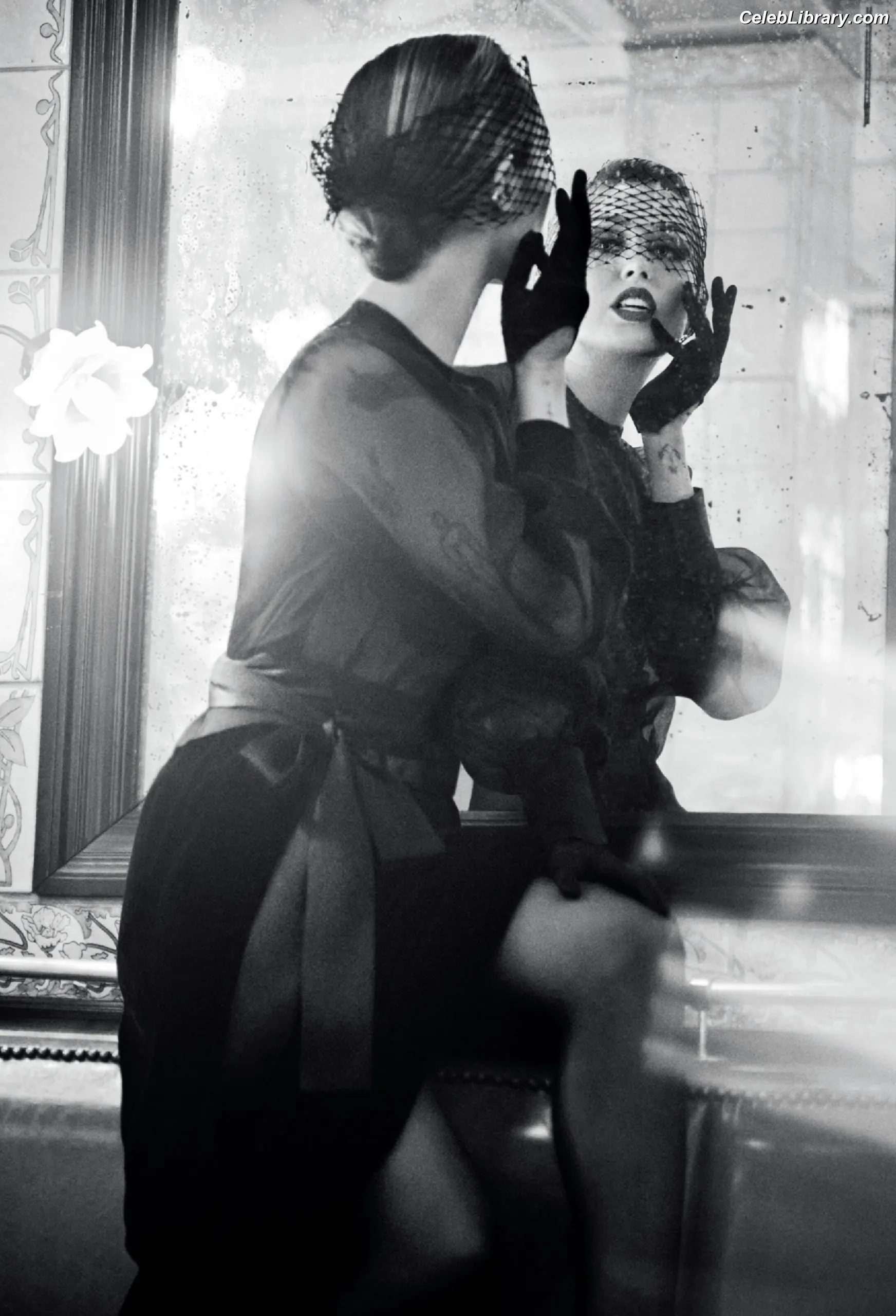 Miley Cyrus photo 2 of 2367