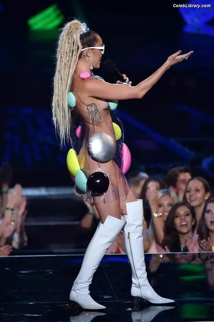 Miley Cyrus photo 17 of 2367