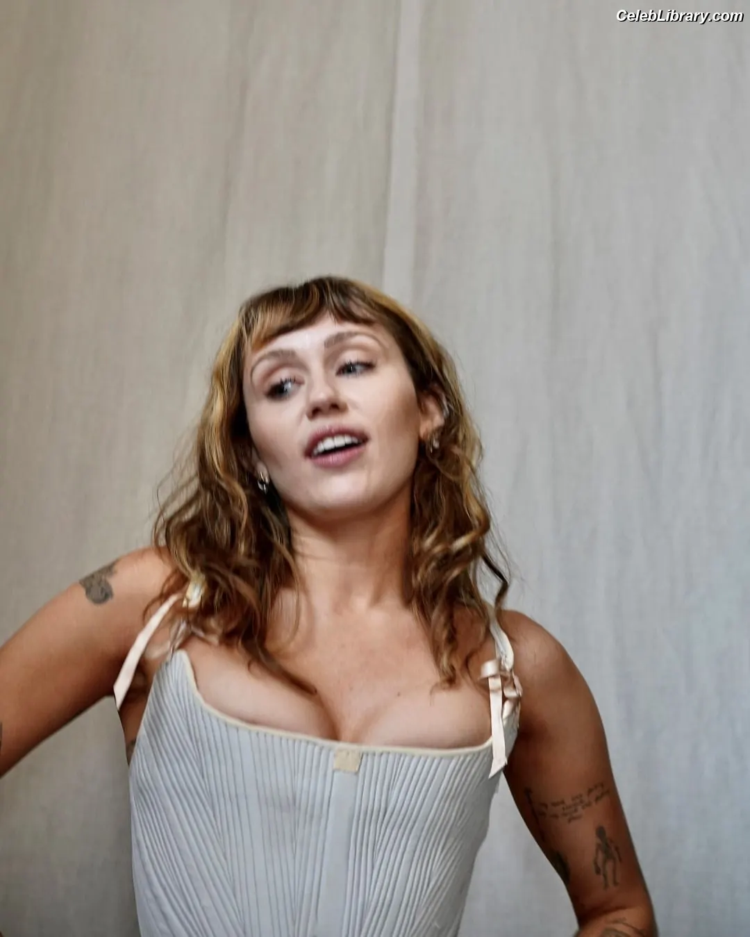 Miley Cyrus photo 4 of 2367
