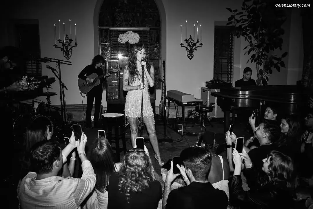 Miley Cyrus photo 24 of 2367