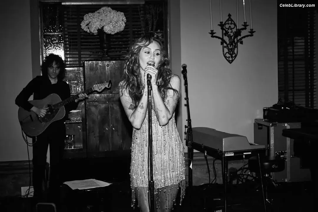 Miley Cyrus photo 7 of 2367