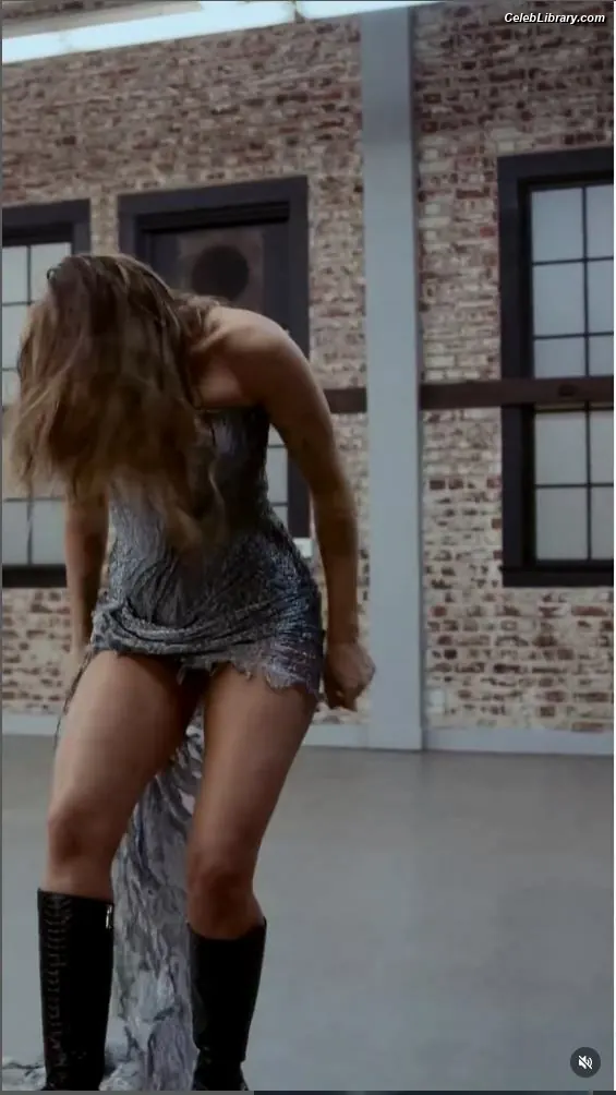 Miley Cyrus photo 10 of 2367