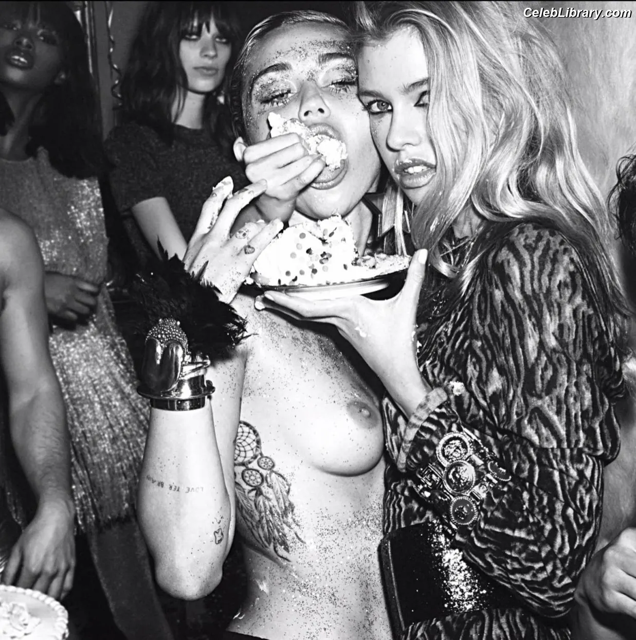 Miley Cyrus photo 17 of 2367