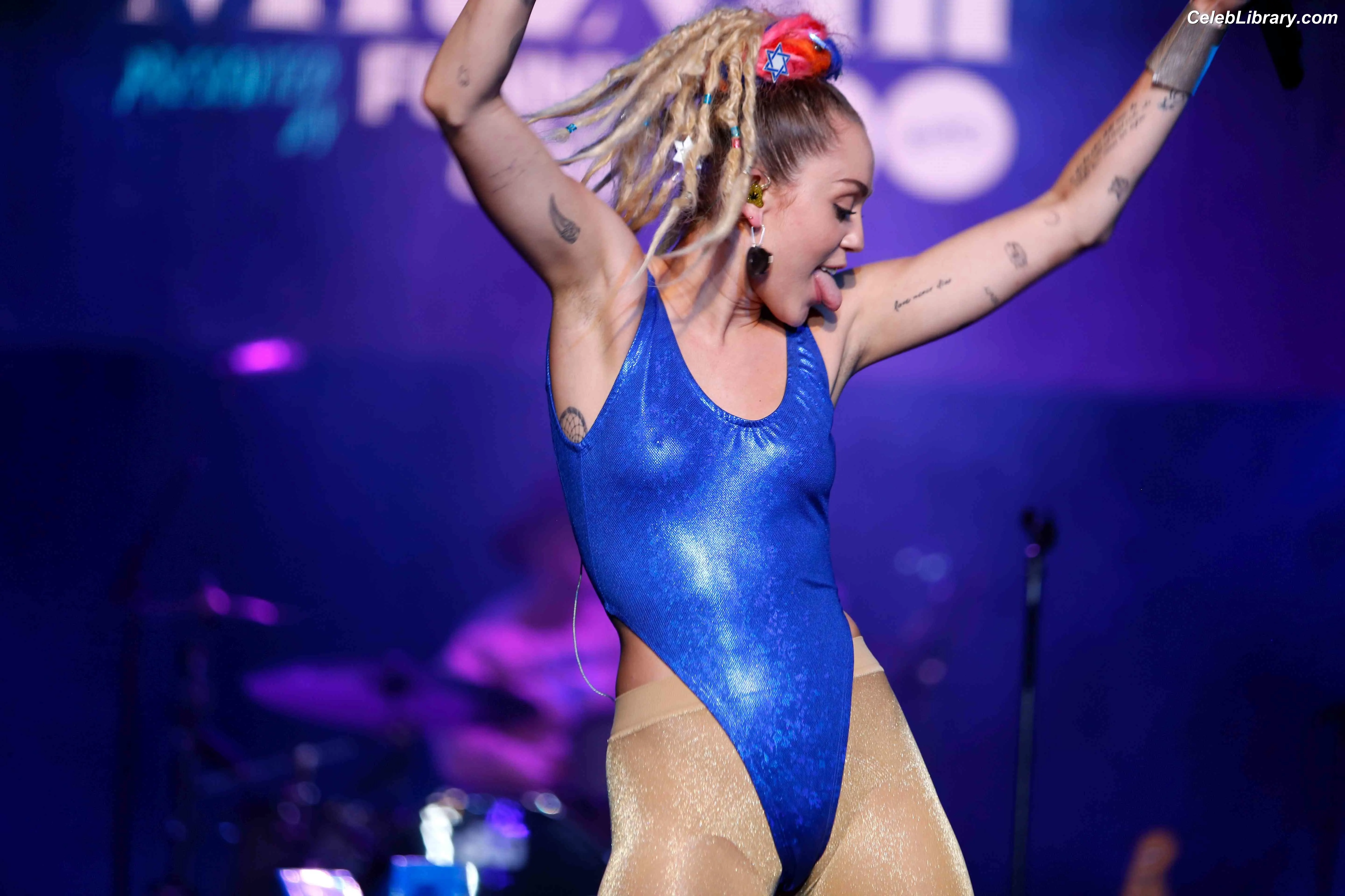 Miley Cyrus photo 22 of 2367