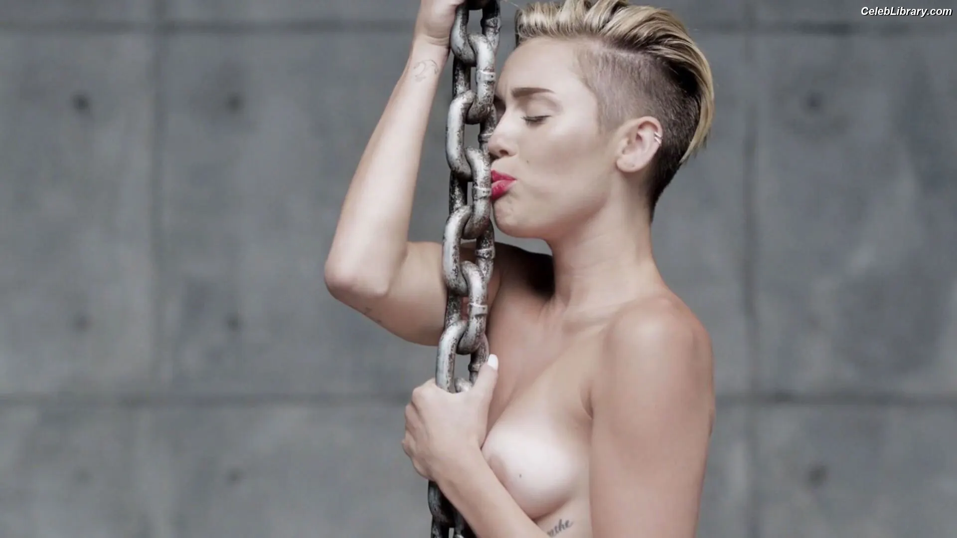 Miley Cyrus photo 8 of 2367
