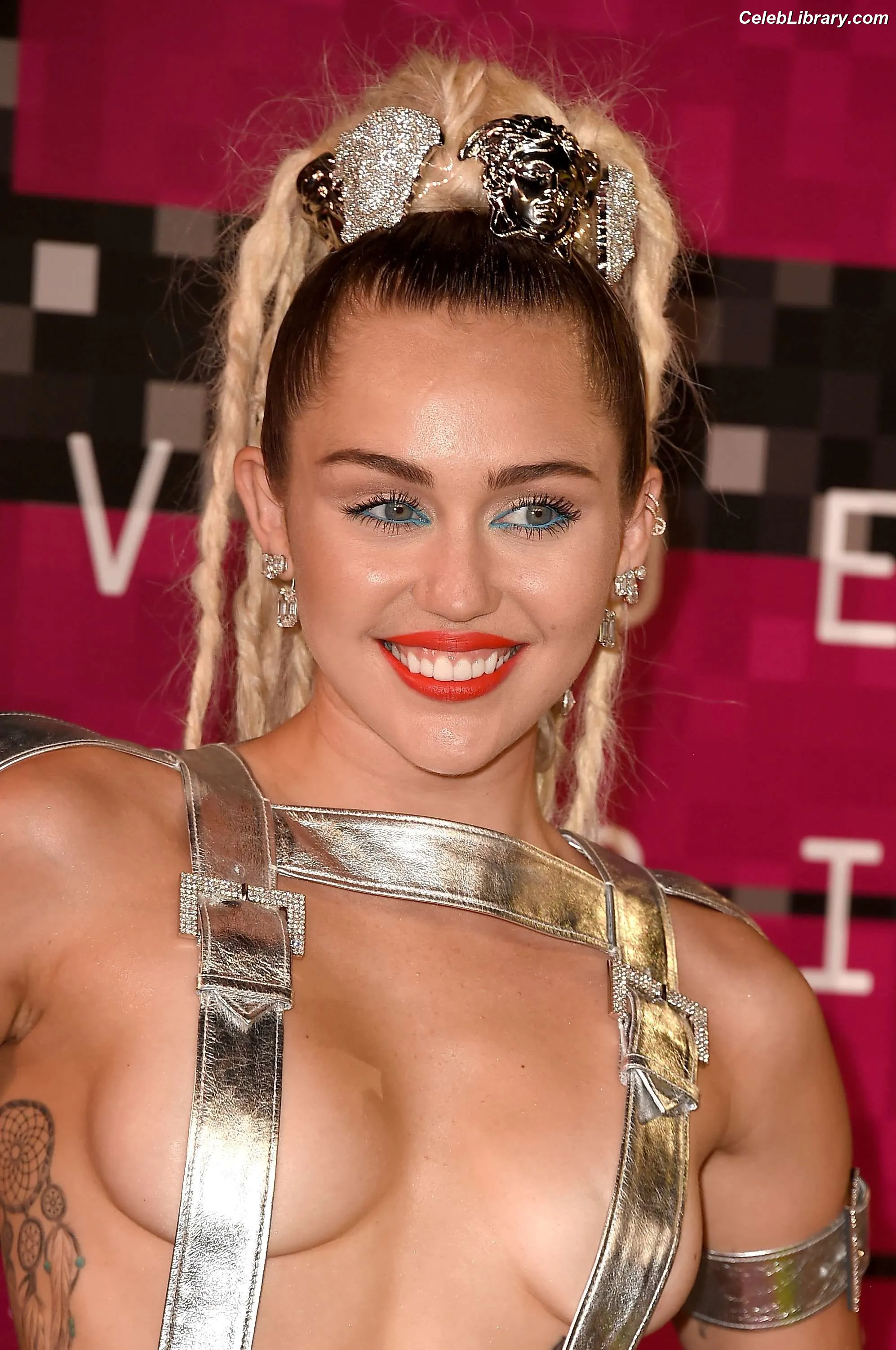 Miley Cyrus photo 5 of 2367