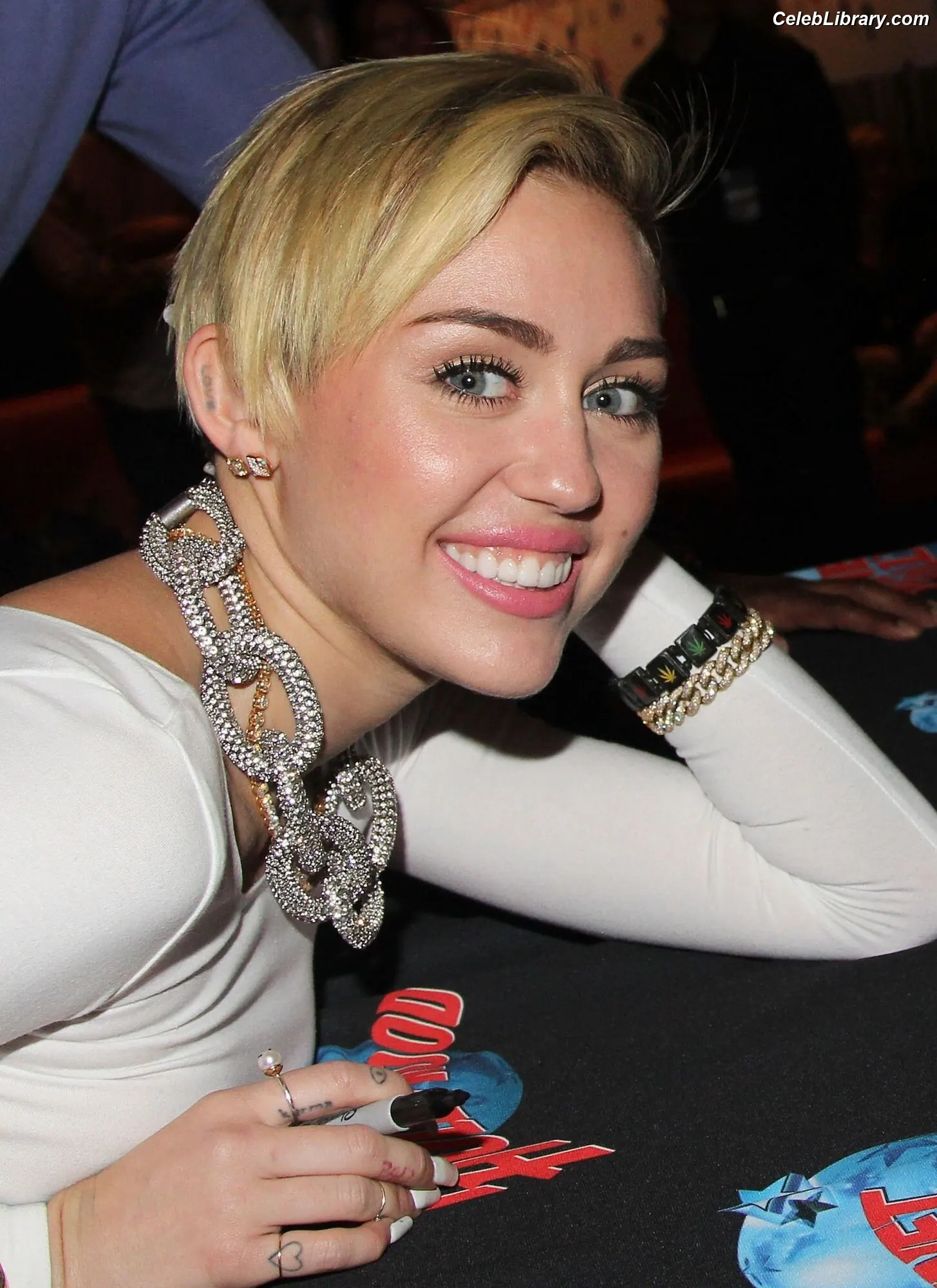 Miley Cyrus photo 14 of 2367