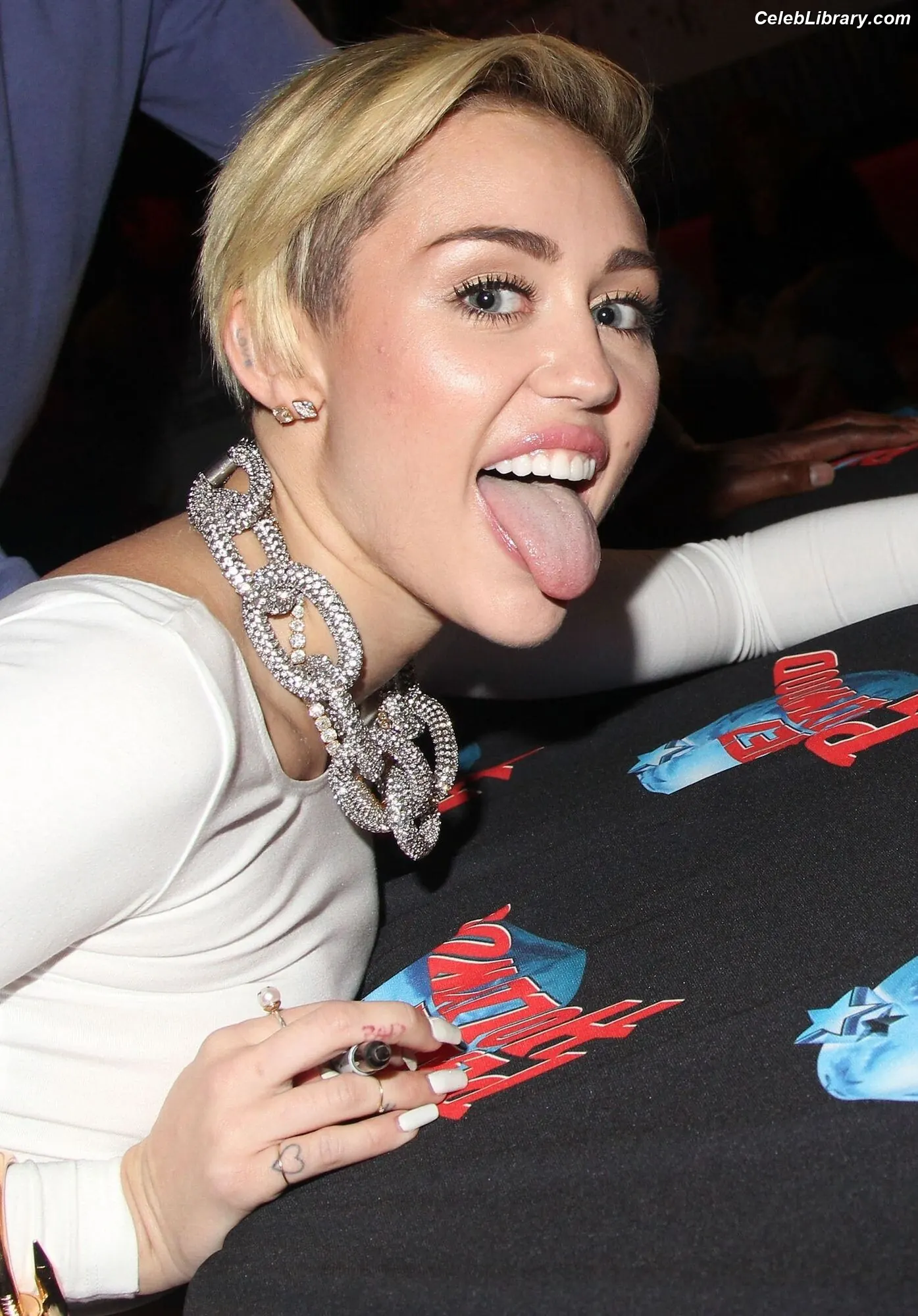 Miley Cyrus photo 21 of 2367