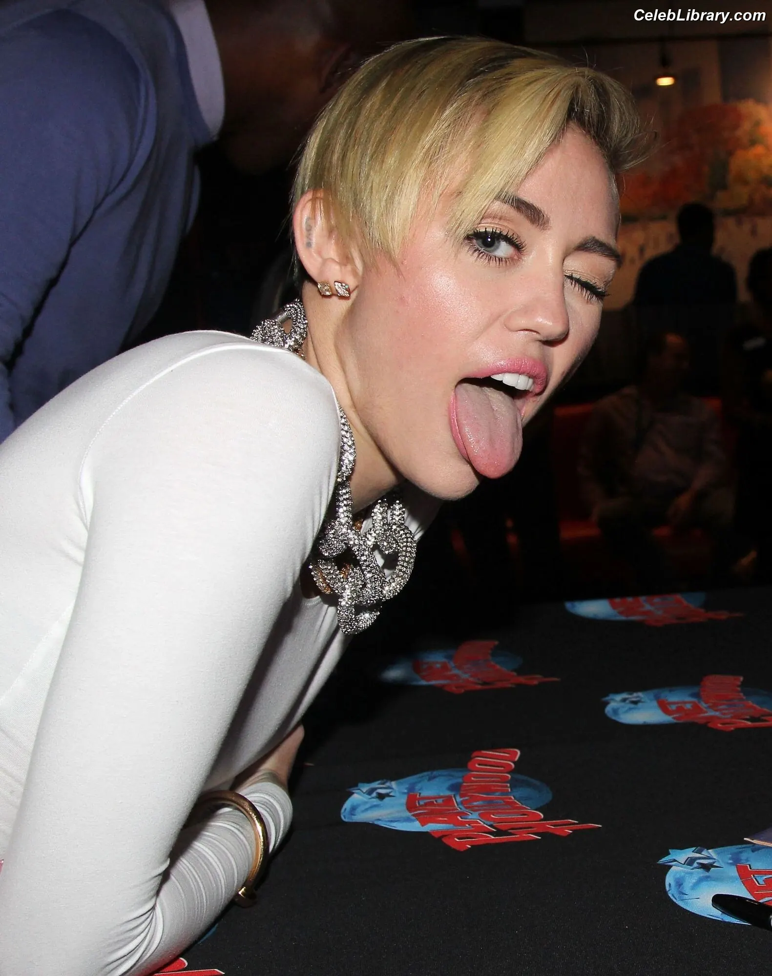 Miley Cyrus photo 24 of 2367