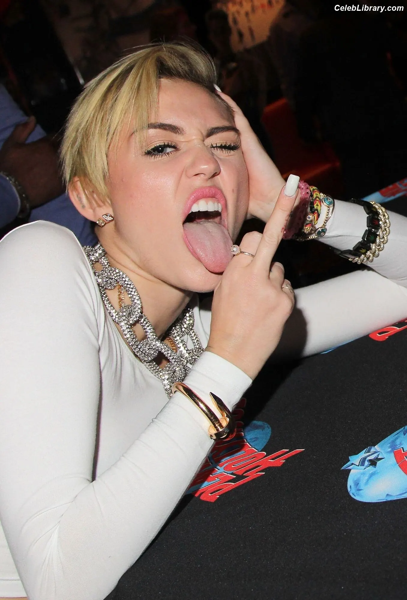 Miley Cyrus photo 2 of 2367