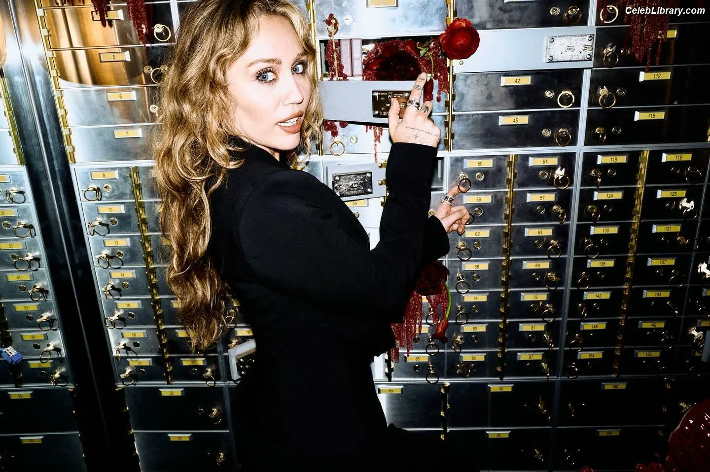 Miley Cyrus photo 1 of 2367